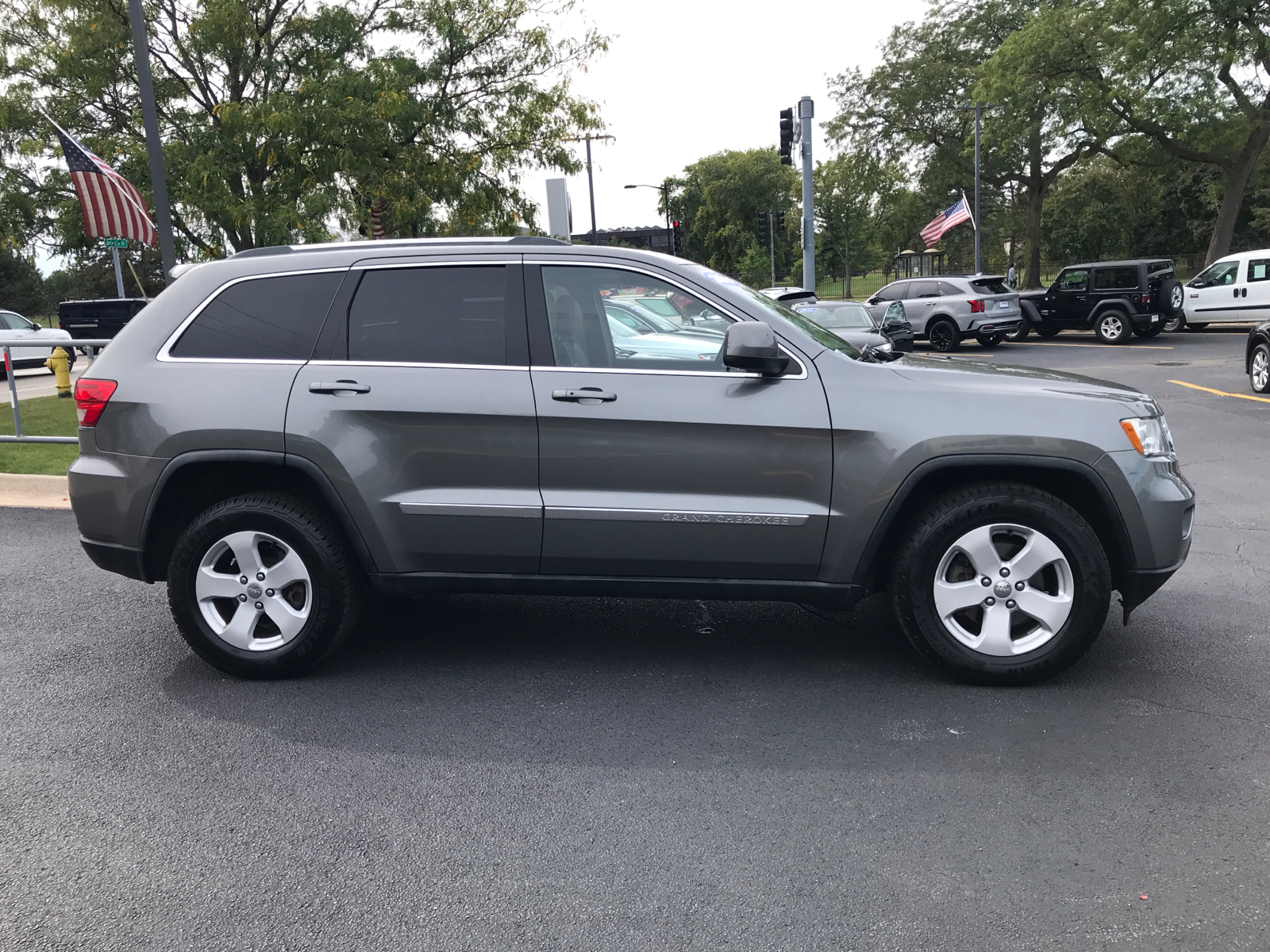 2011 Jeep Grand Cherokee Laredo 2