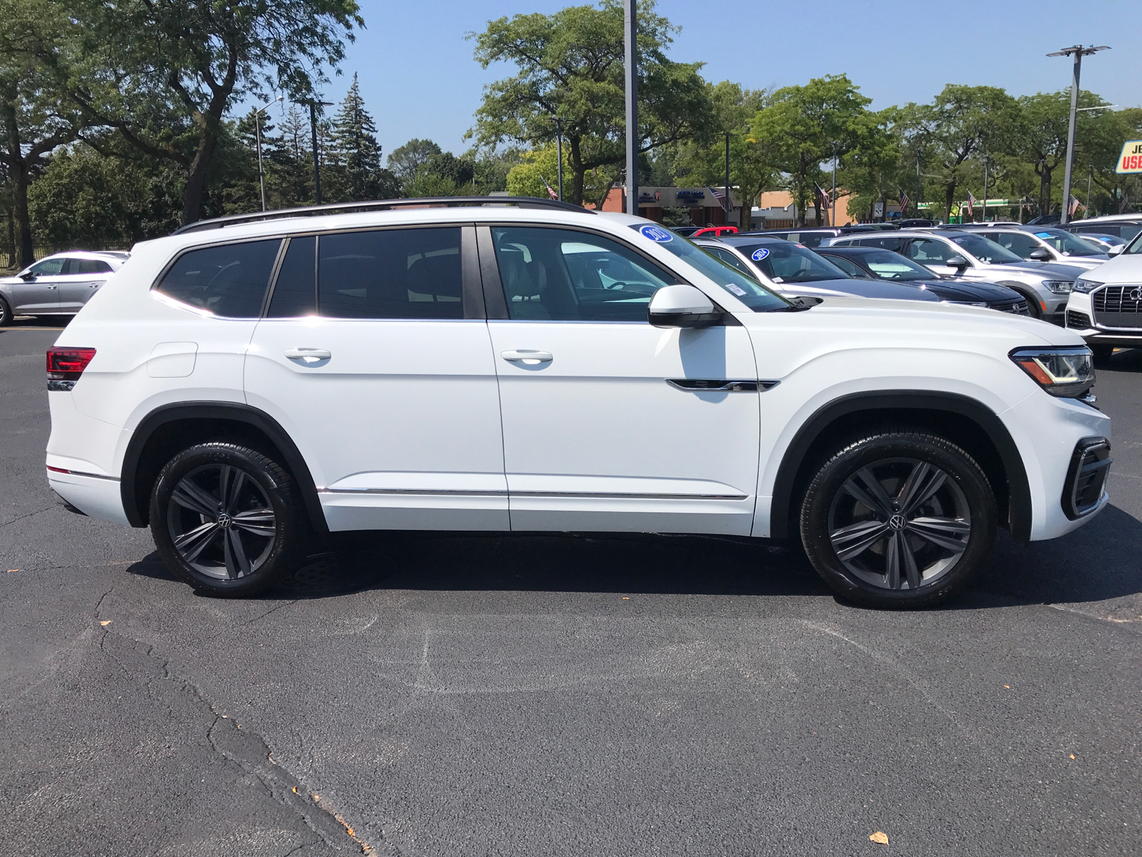 2021 Volkswagen Atlas 3.6L V6 SE w/Technology R-Line 2