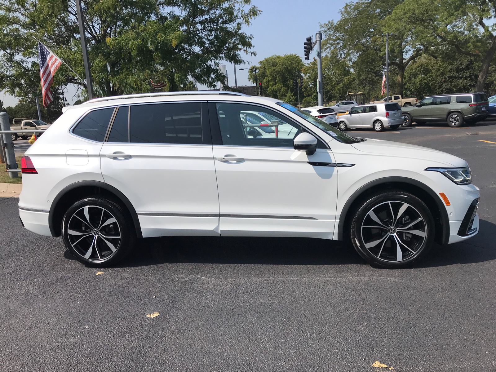 2023 Volkswagen Tiguan SEL R-Line 2