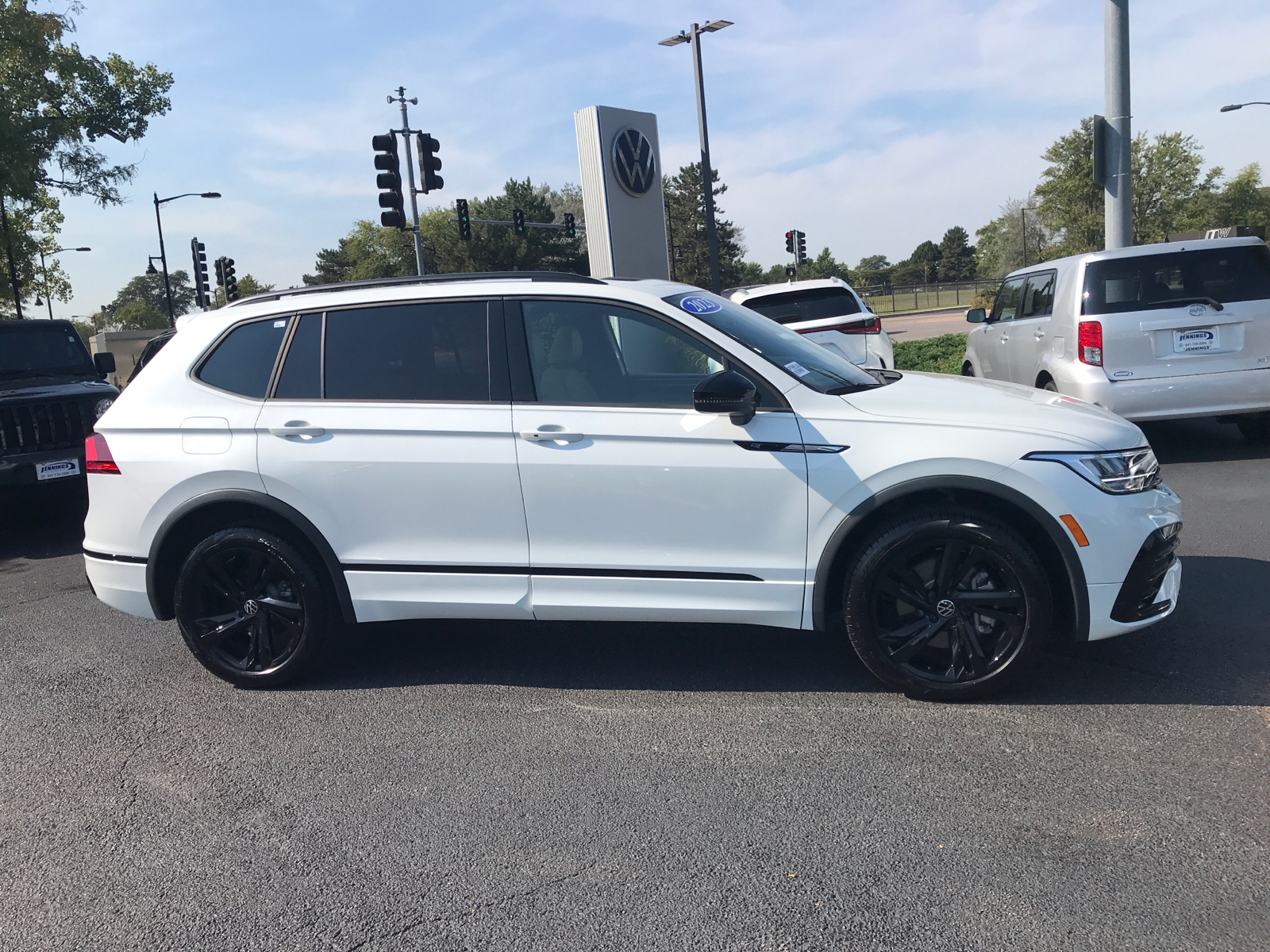 2023 Volkswagen Tiguan SE R-Line Black 2