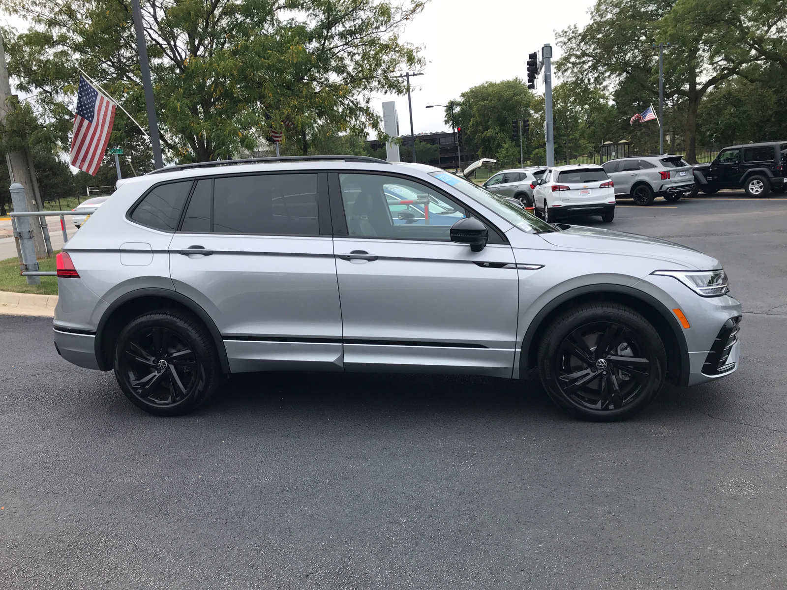 2023 Volkswagen Tiguan SE R-Line Black 2