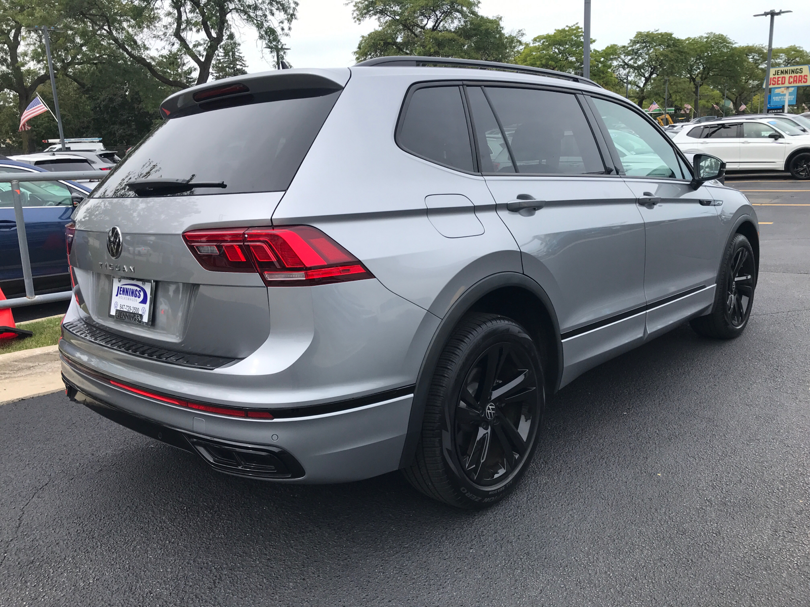 2023 Volkswagen Tiguan SE R-Line Black 3