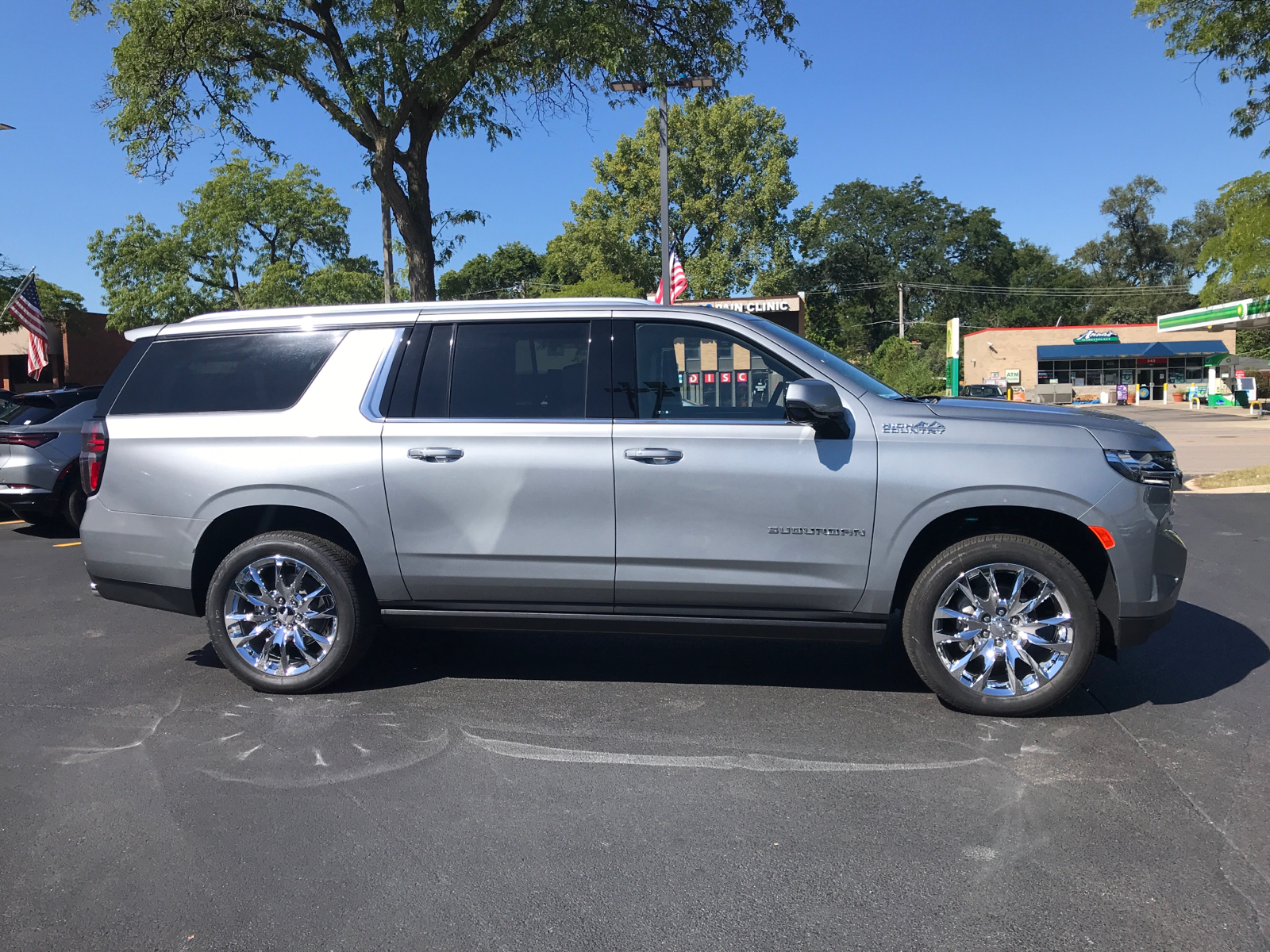 2024 Chevrolet Suburban High Country 2