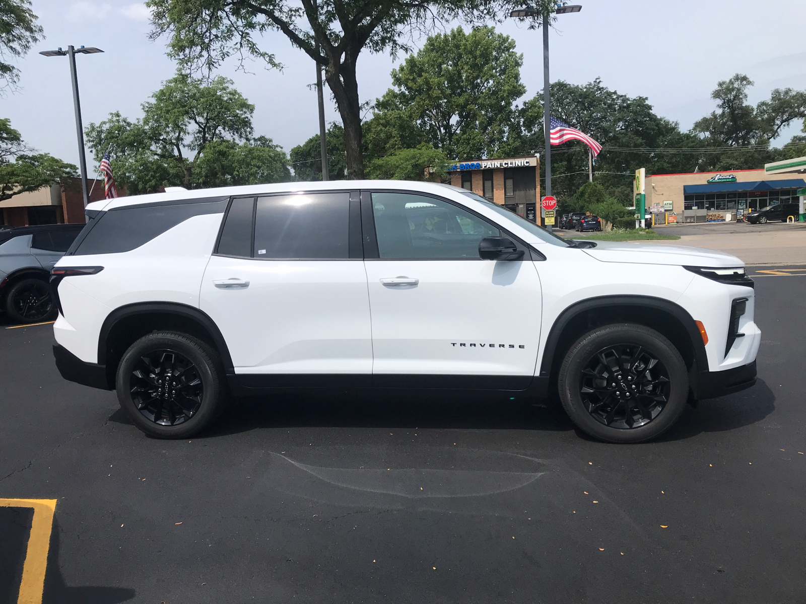 2024 Chevrolet Traverse FWD LS 2