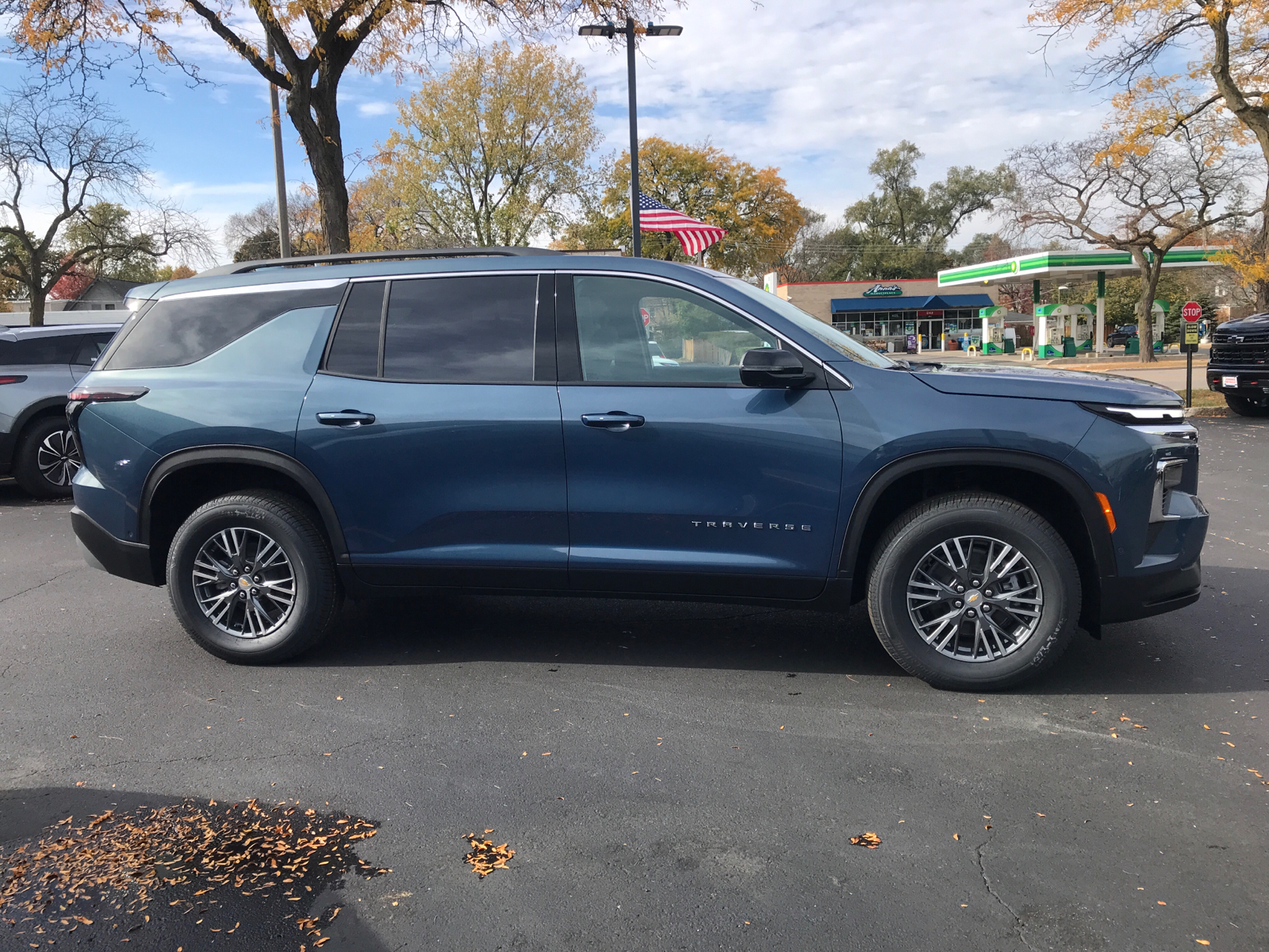 2025 Chevrolet Traverse AWD LT 2