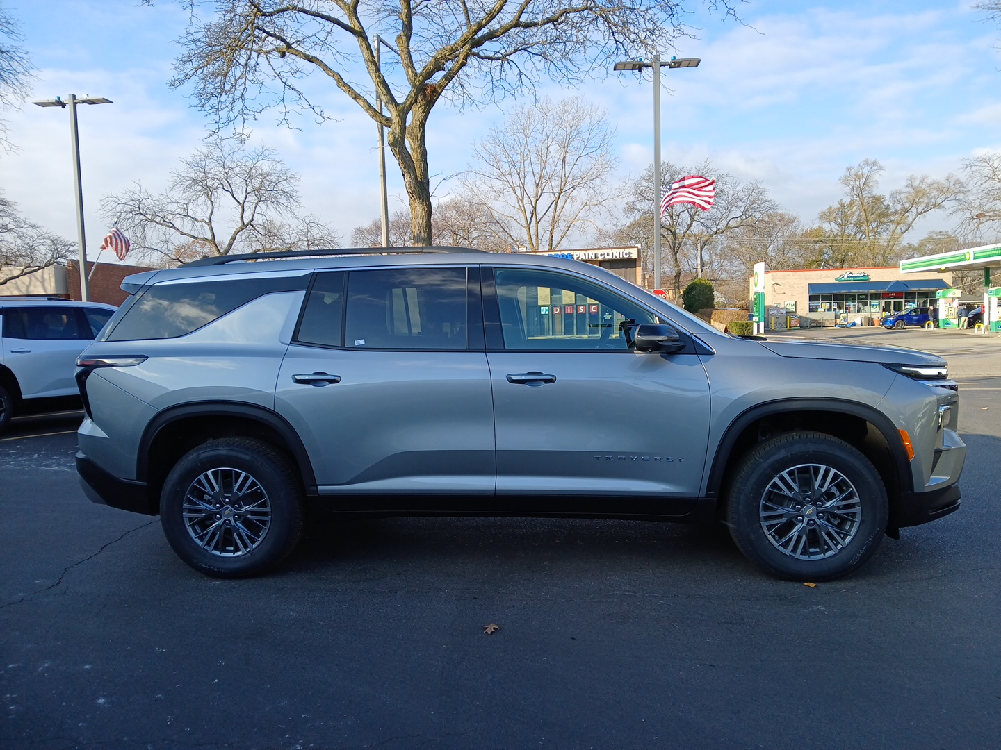 2025 Chevrolet Traverse FWD LT 2