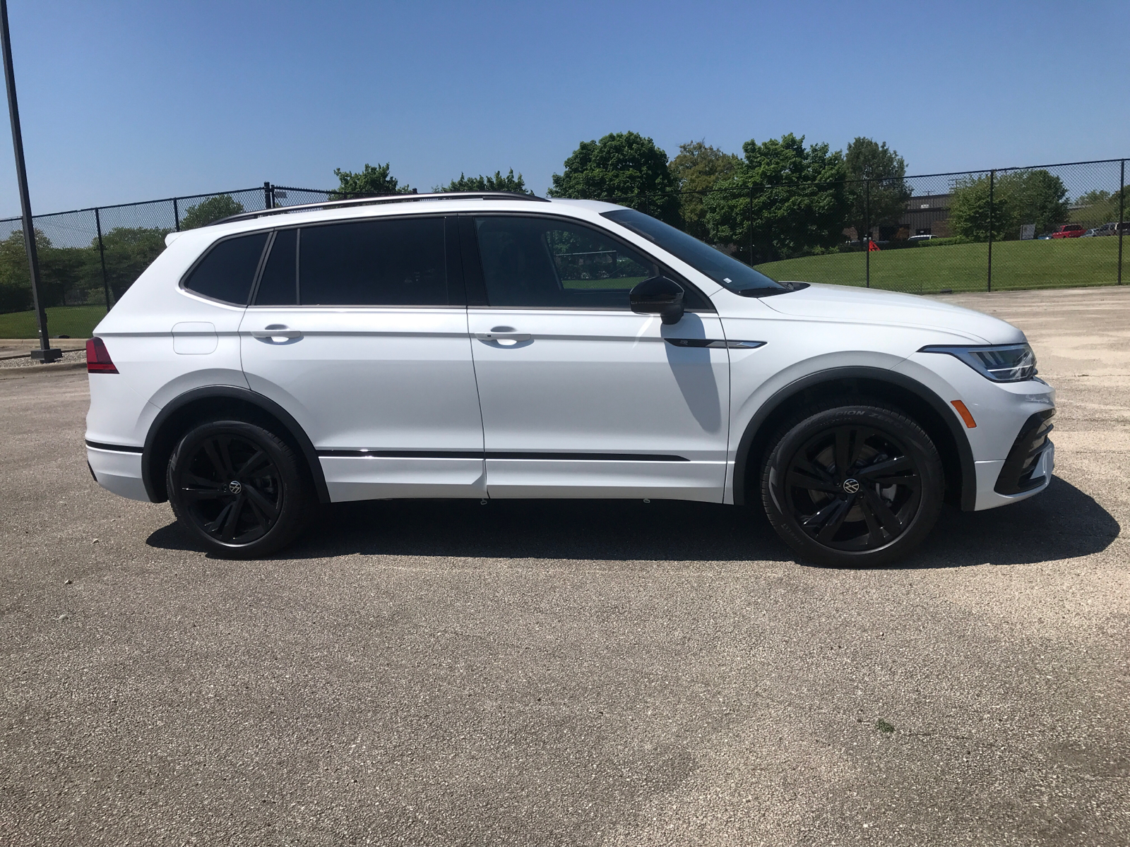 2024 Volkswagen Tiguan SE R-Line Black 2