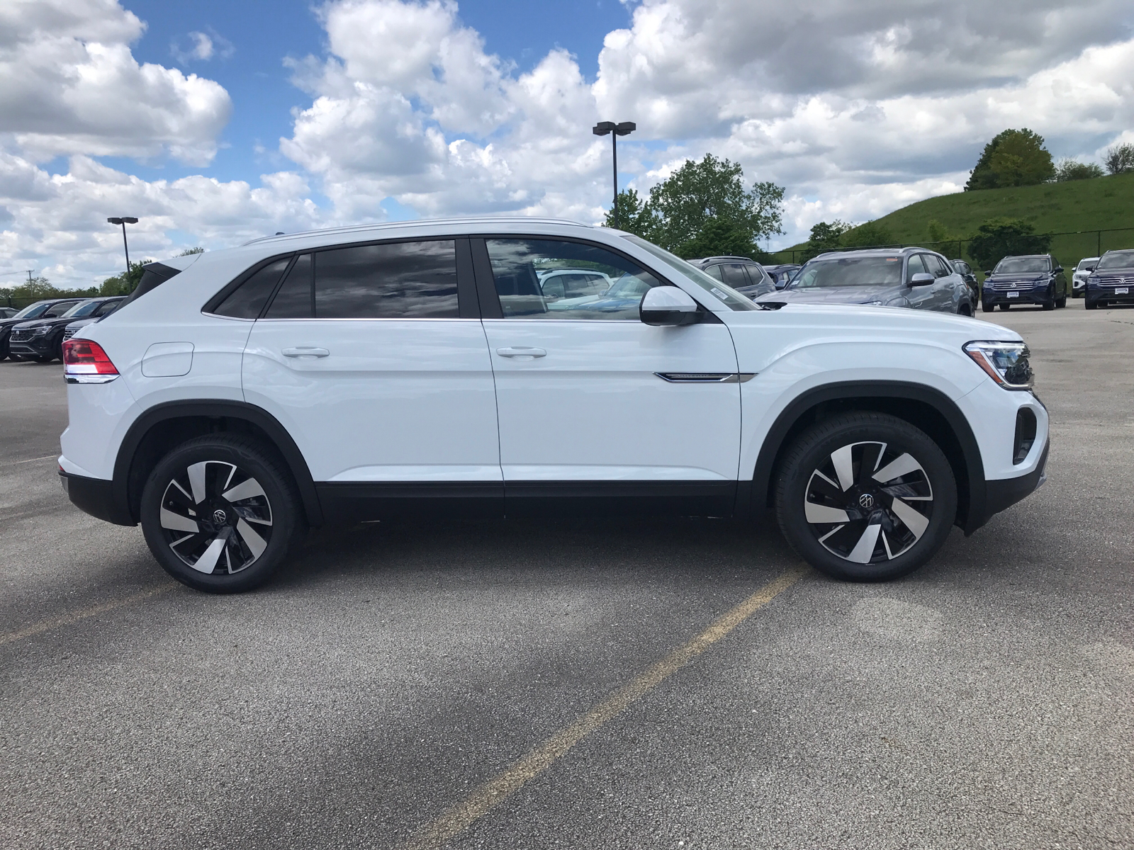 2024 Volkswagen Atlas Cross Sport 2.0T SE w/Technology 2