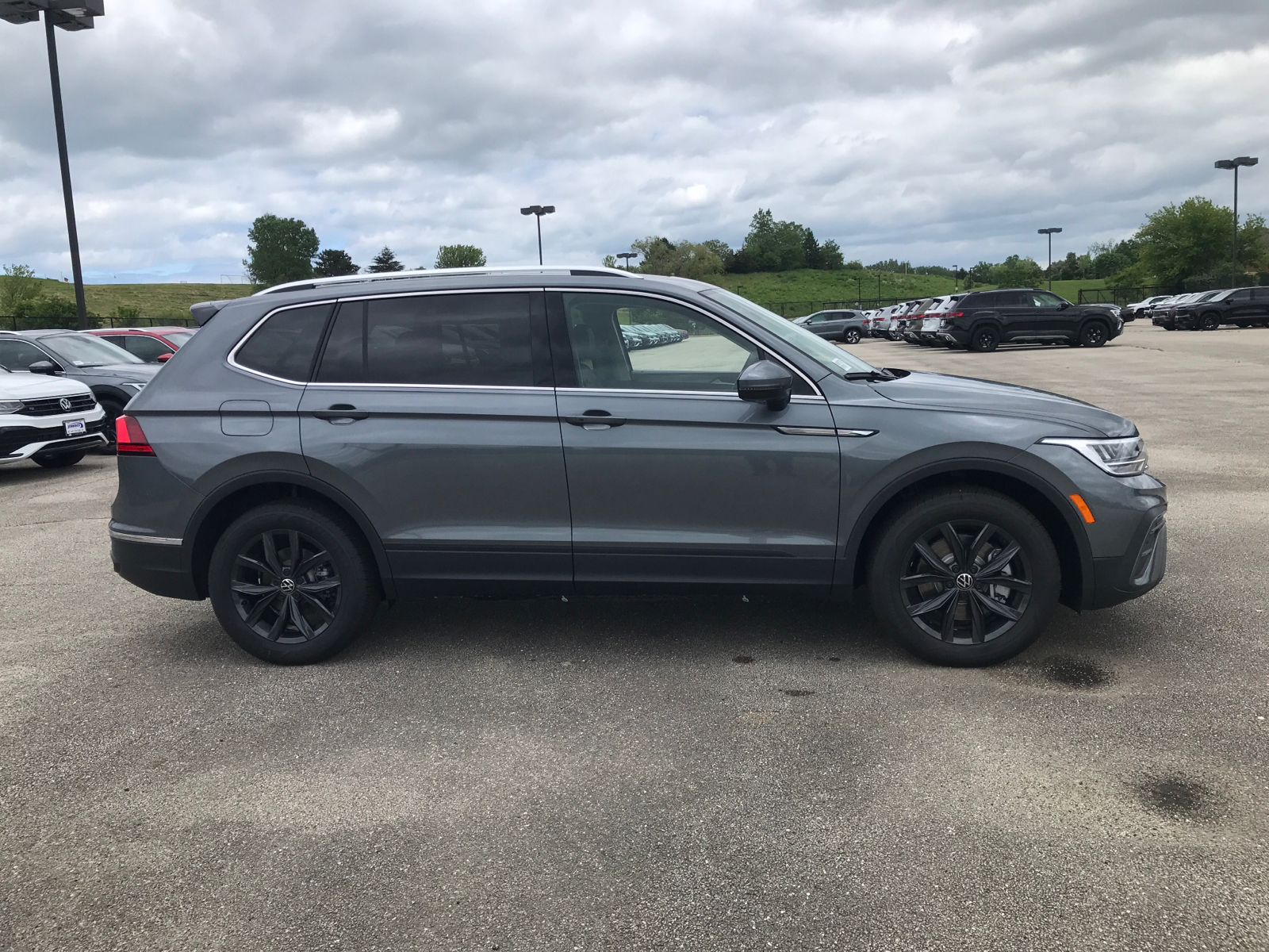 2024 Volkswagen Tiguan SE 2