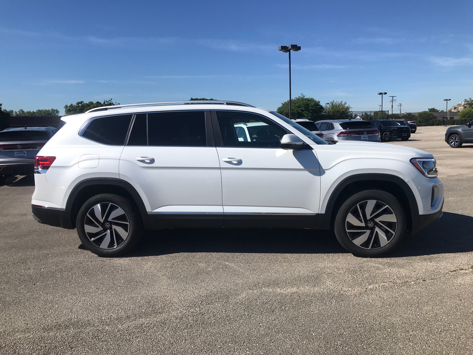 2024 Volkswagen Atlas 2.0T SEL 2