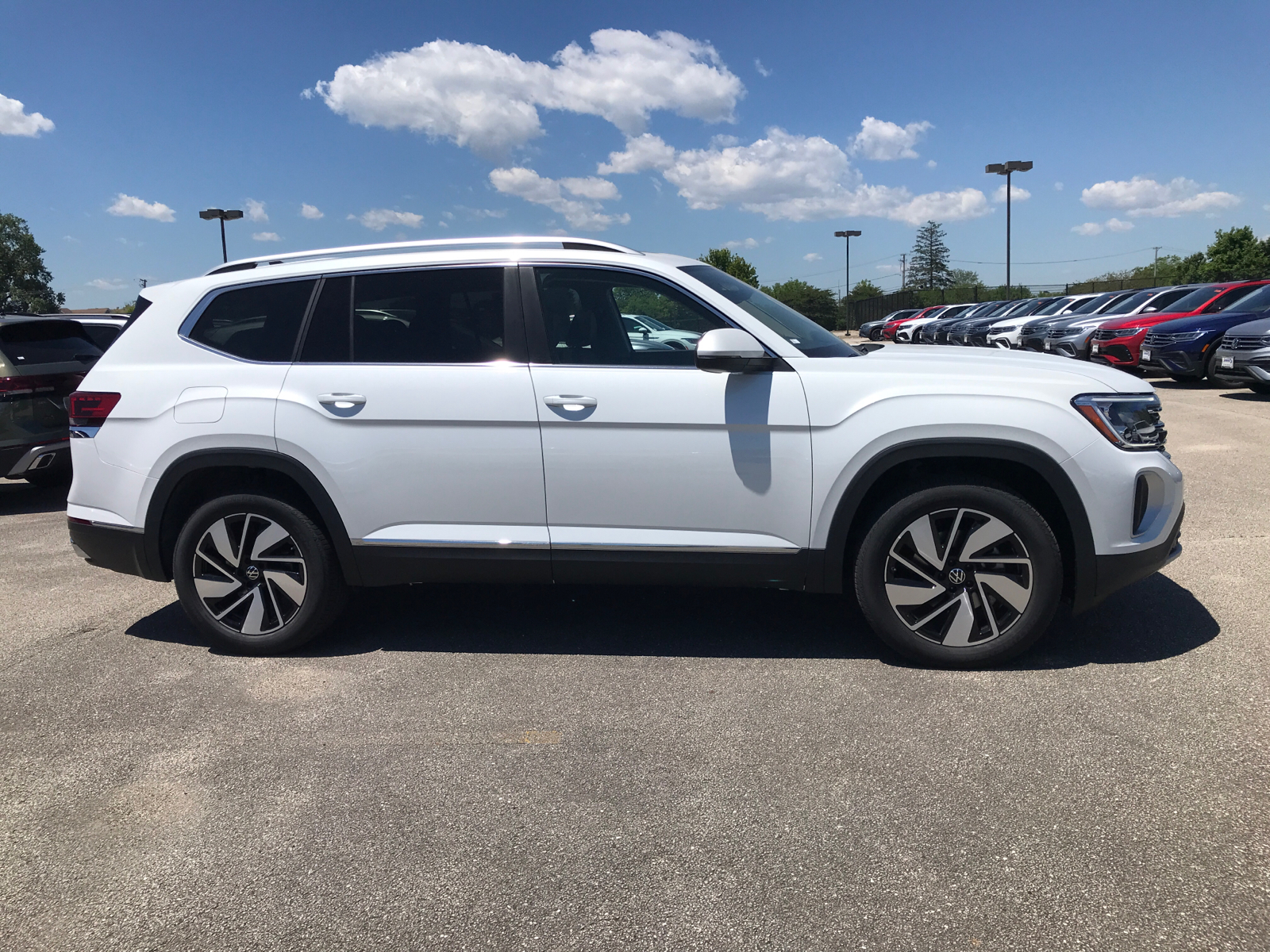 2024 Volkswagen Atlas 2.0T SEL 2