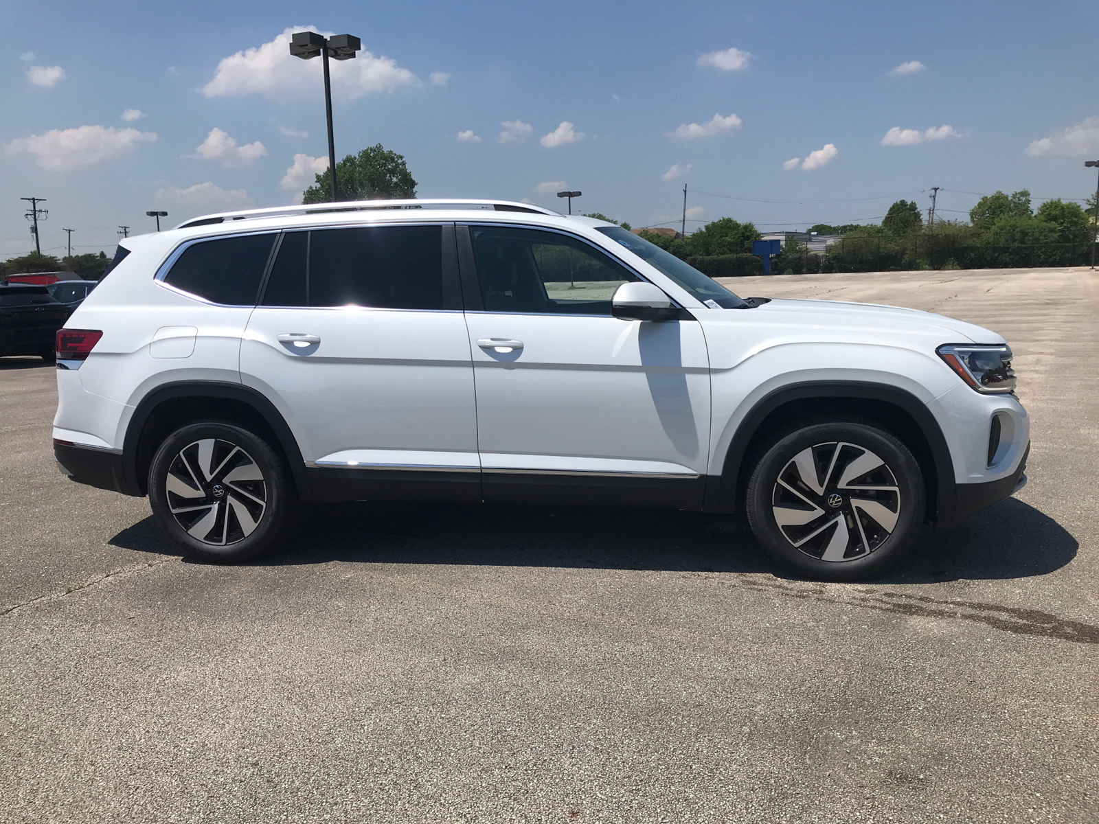 2024 Volkswagen Atlas 2.0T SEL 2