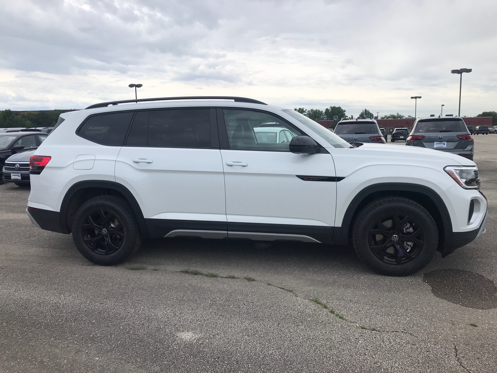 2024 Volkswagen Atlas Peak Edition SEL 4Motion 2