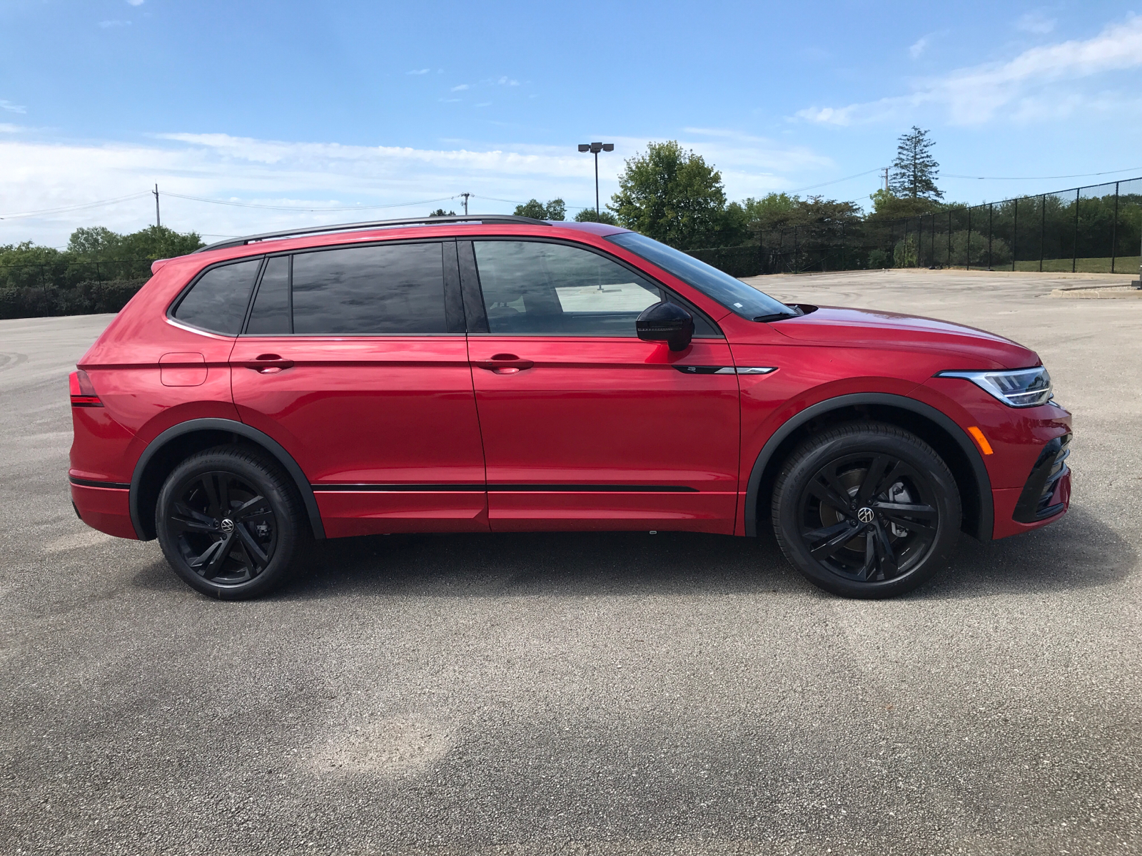 2024 Volkswagen Tiguan SE R-Line Black 2