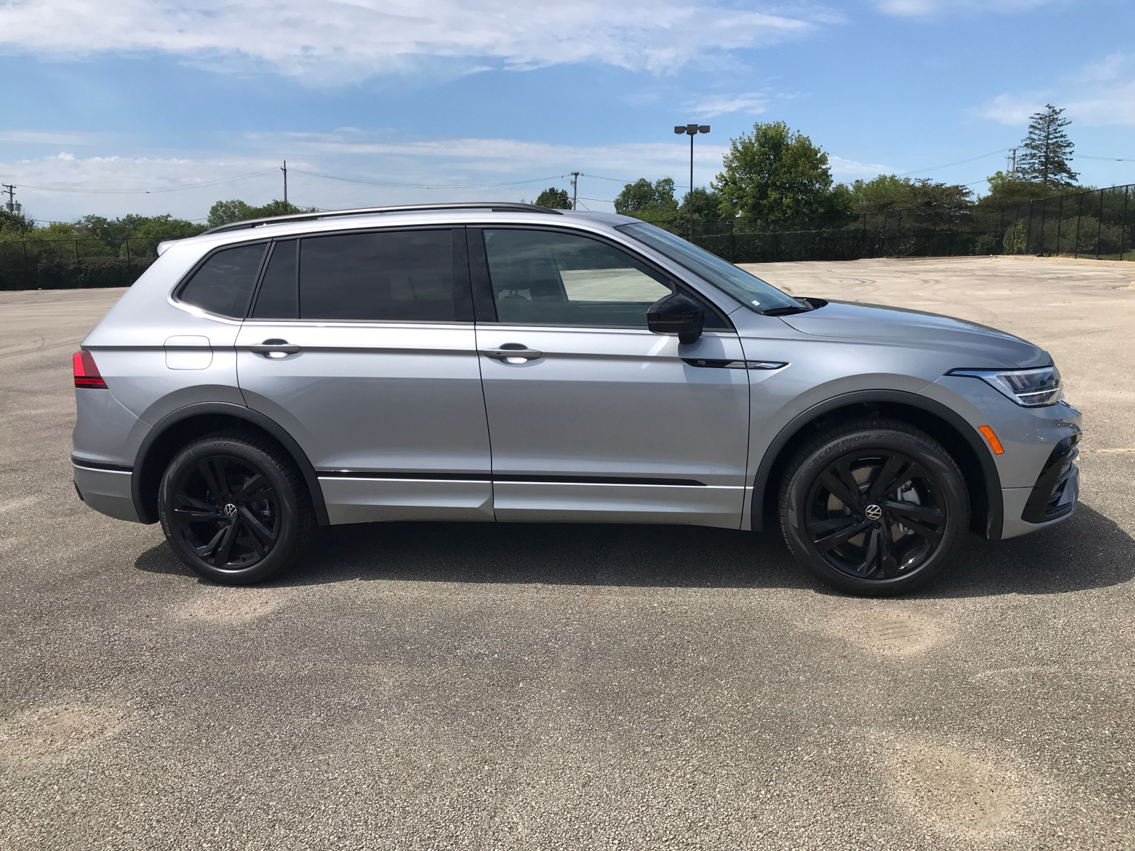 2024 Volkswagen Tiguan SE R-Line Black 2