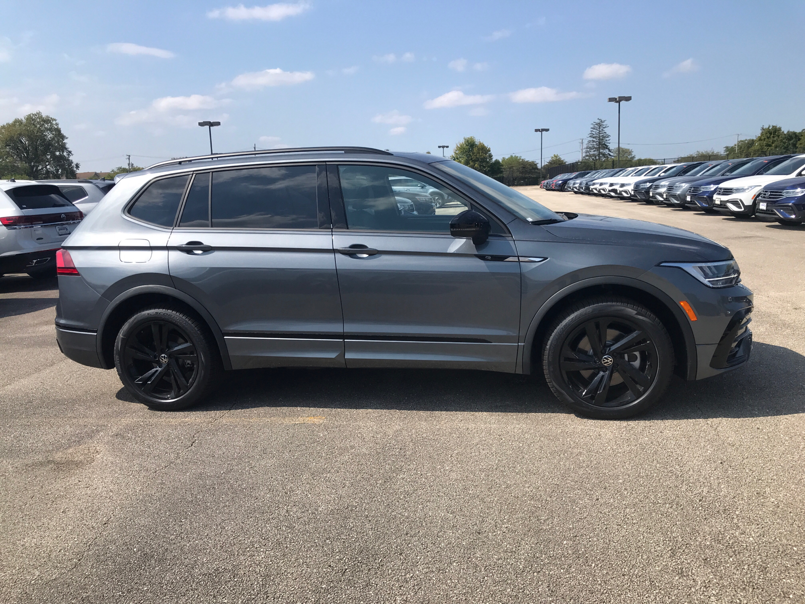 2024 Volkswagen Tiguan SE R-Line Black 2