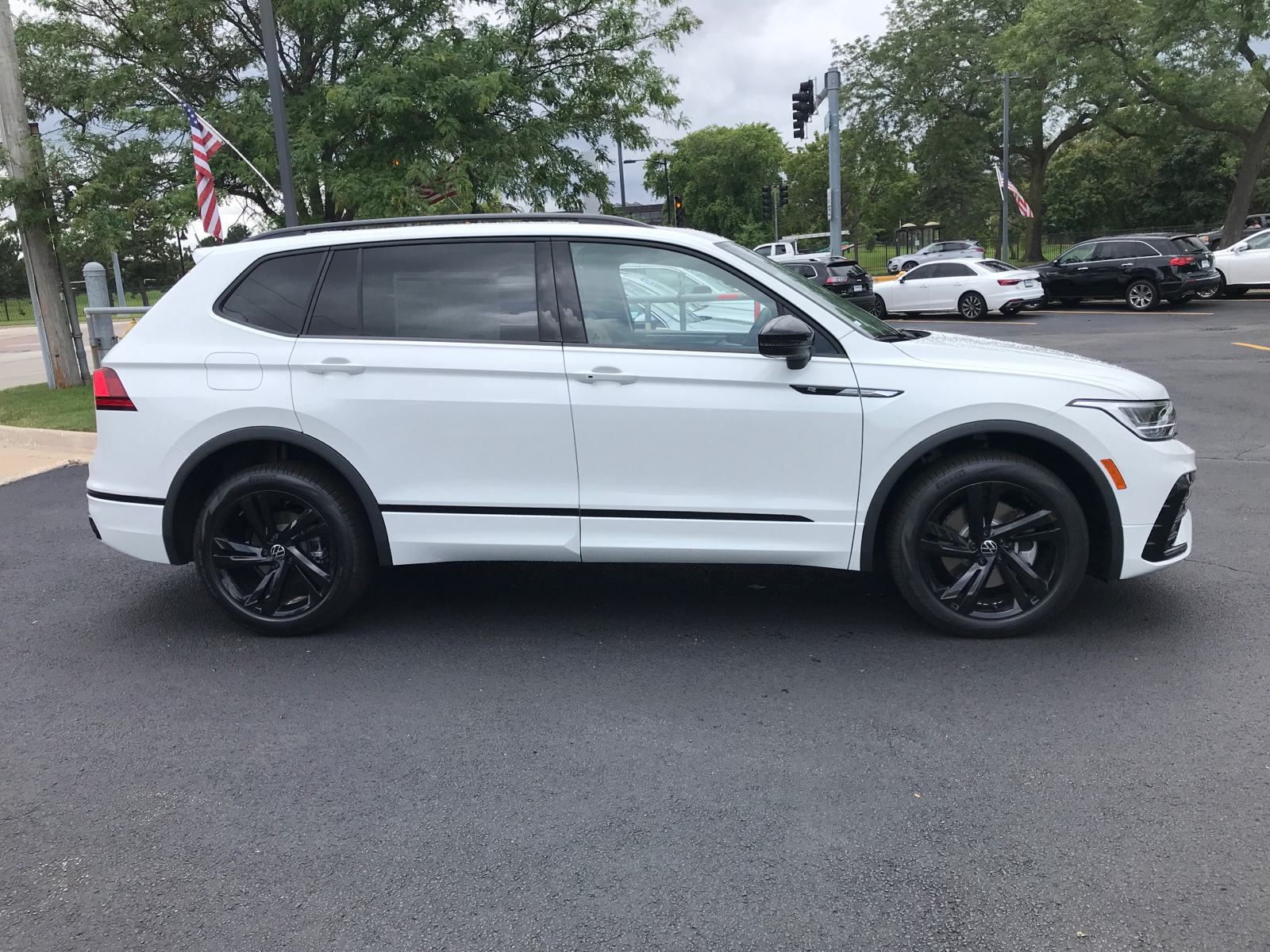 2024 Volkswagen Tiguan SE R-Line Black 2