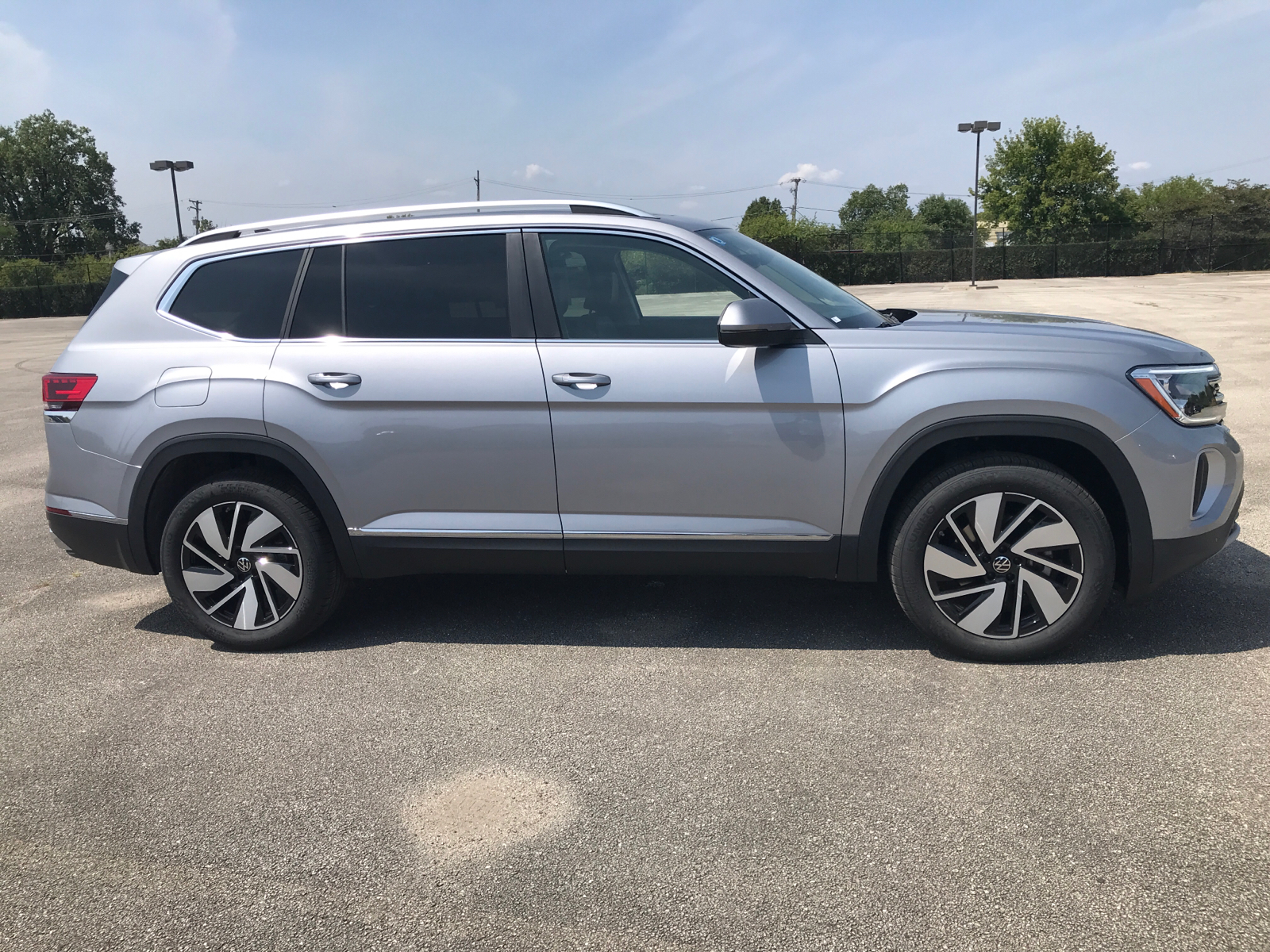 2024 Volkswagen Atlas 2.0T SEL 2