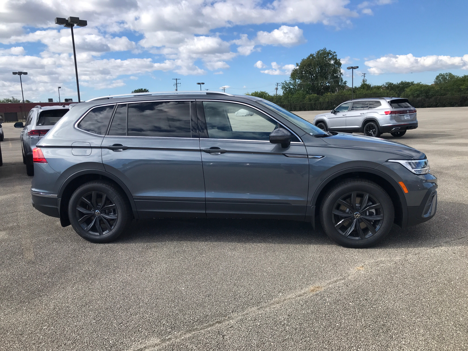 2024 Volkswagen Tiguan SE 2