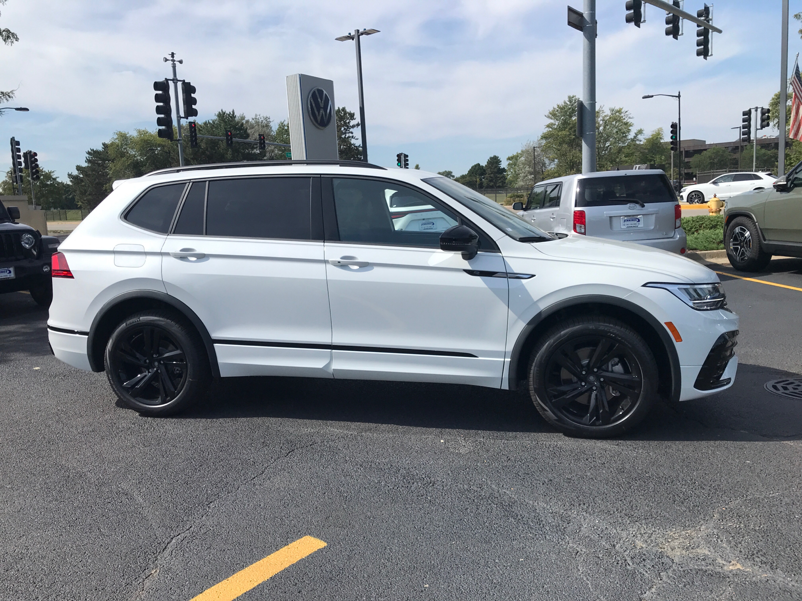 2024 Volkswagen Tiguan SE R-Line Black 2