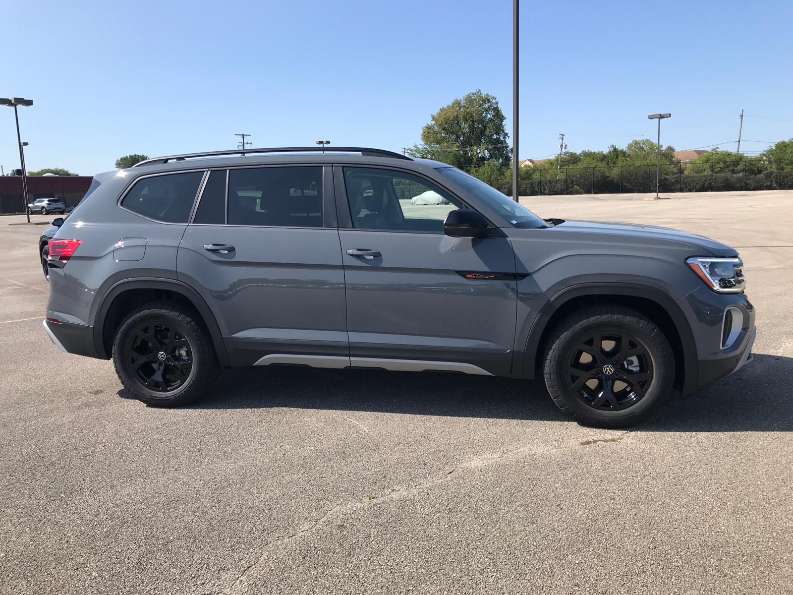 2024 Volkswagen Atlas 2.0T Peak Edition SEL 2