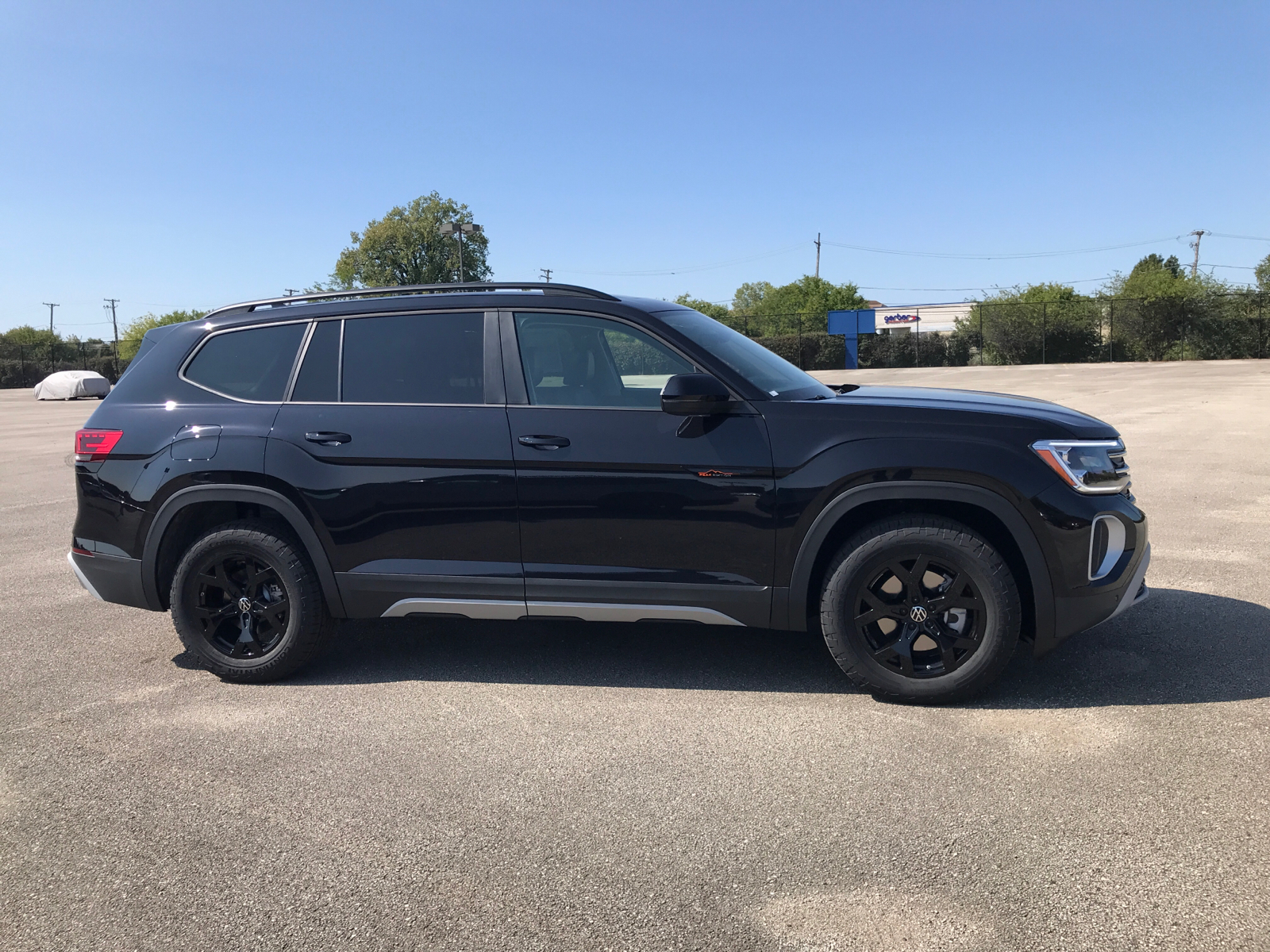 2024 Volkswagen Atlas 2.0T Peak Edition SEL 2