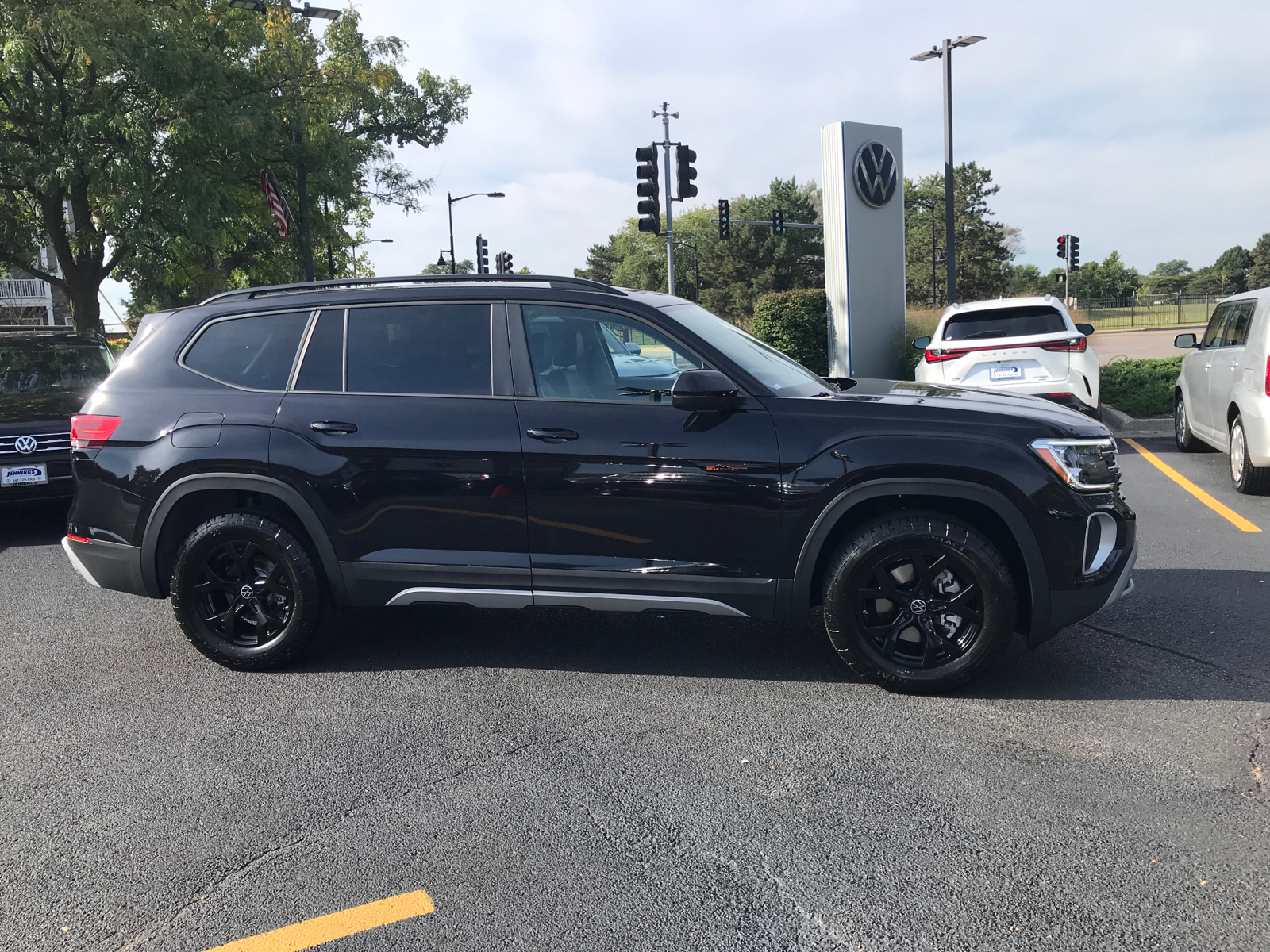 2024 Volkswagen Atlas 2.0T Peak Edition SEL 2