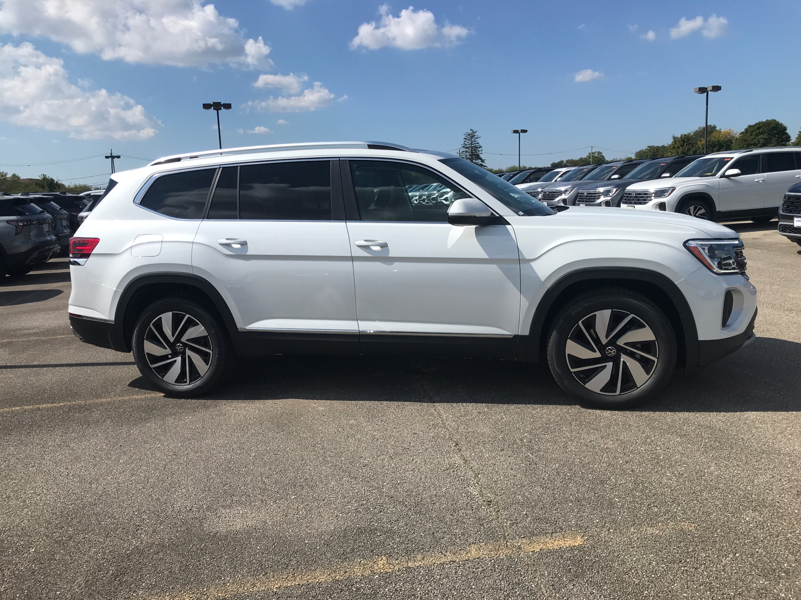 2024 Volkswagen Atlas 2.0T SEL 2