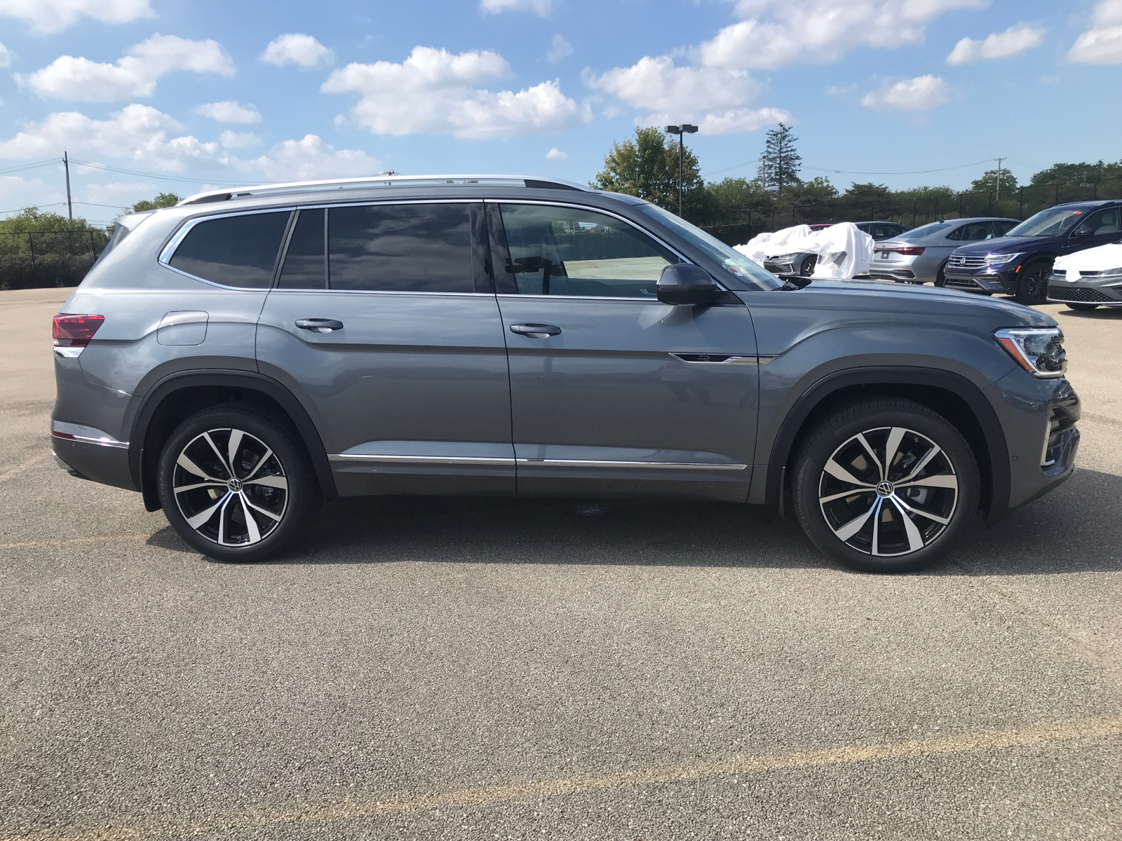 2024 Volkswagen Atlas 2.0T SEL Premium R-Line 2