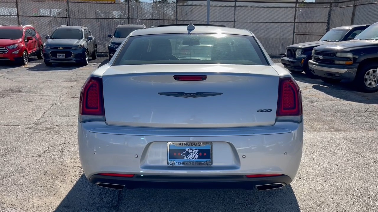 2022 Chrysler 300  25