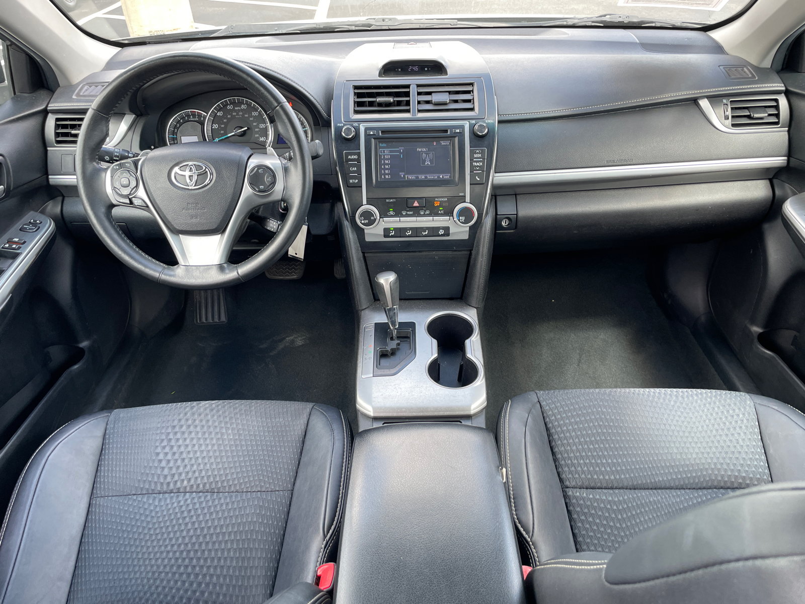 2014 Toyota Camry SE 26