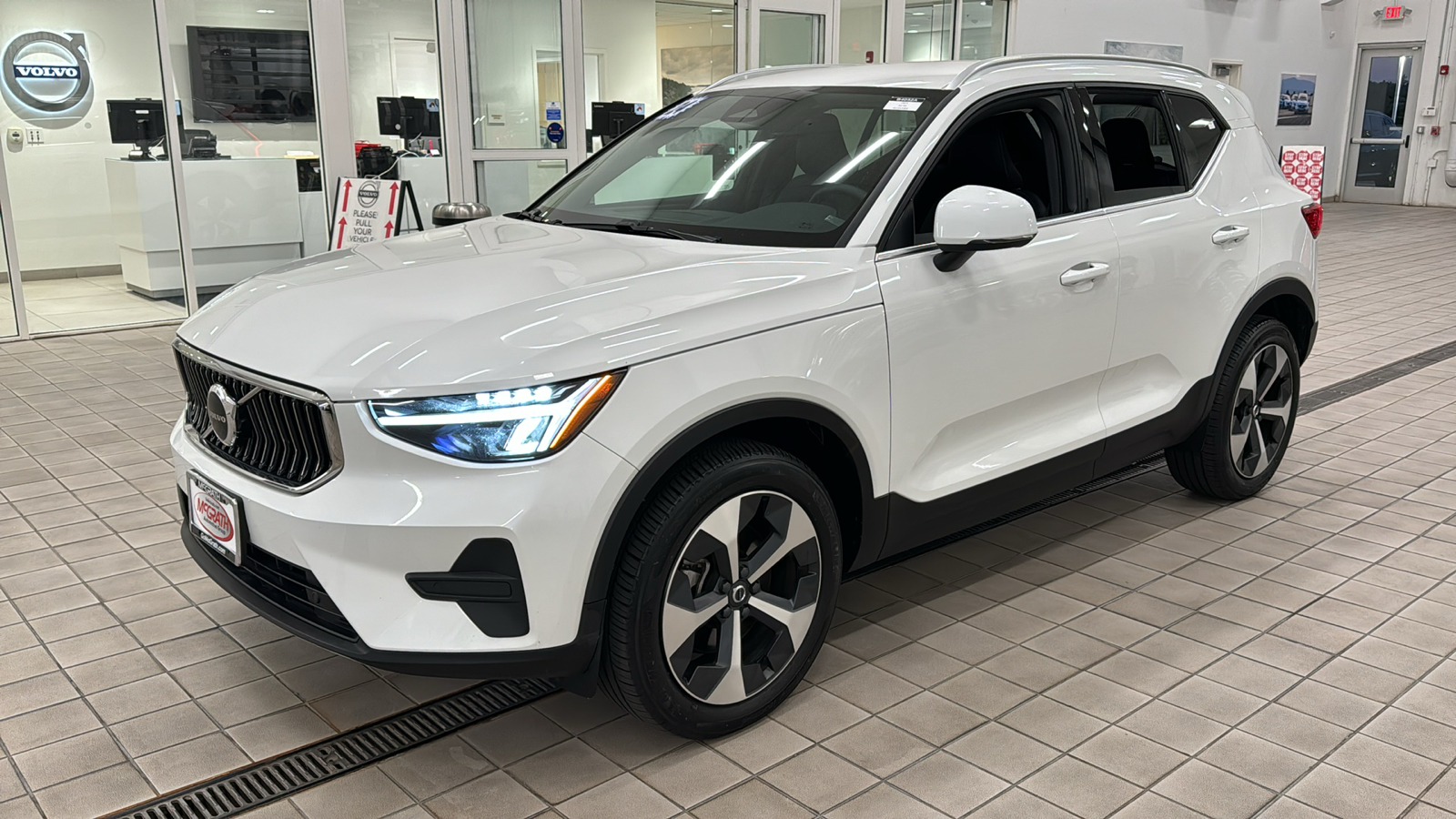 2024 Volvo XC40 Core Bright Theme 8