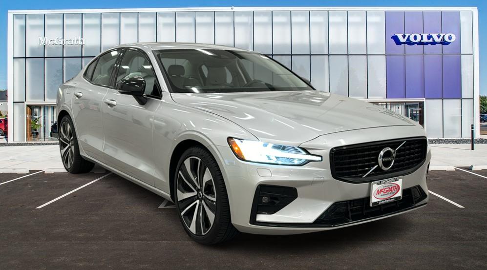 2022 Volvo S60 Momentum 1