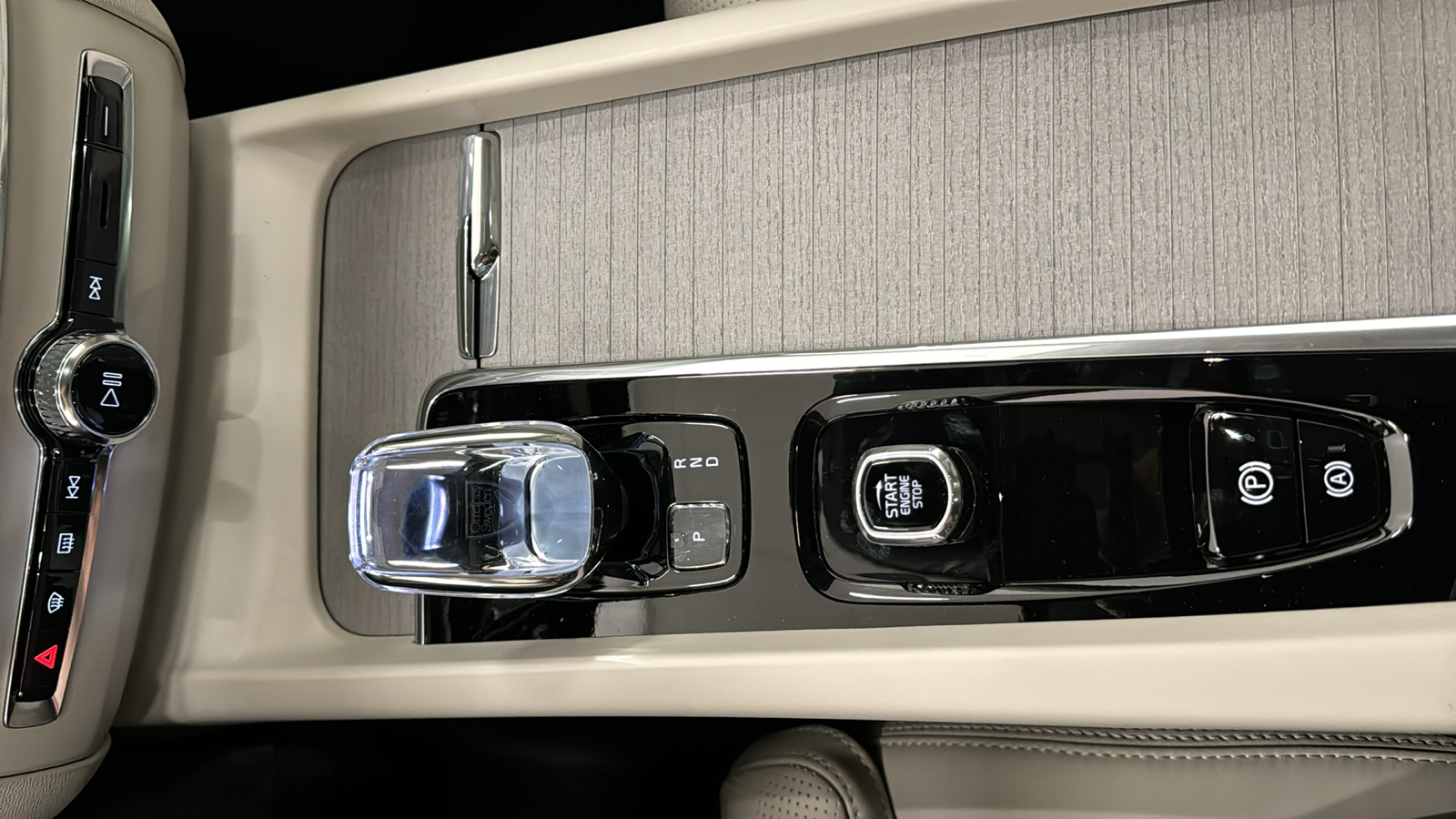 2024 Volvo XC60 Recharge Plug-In Hybrid Ultimate Dark Theme 18