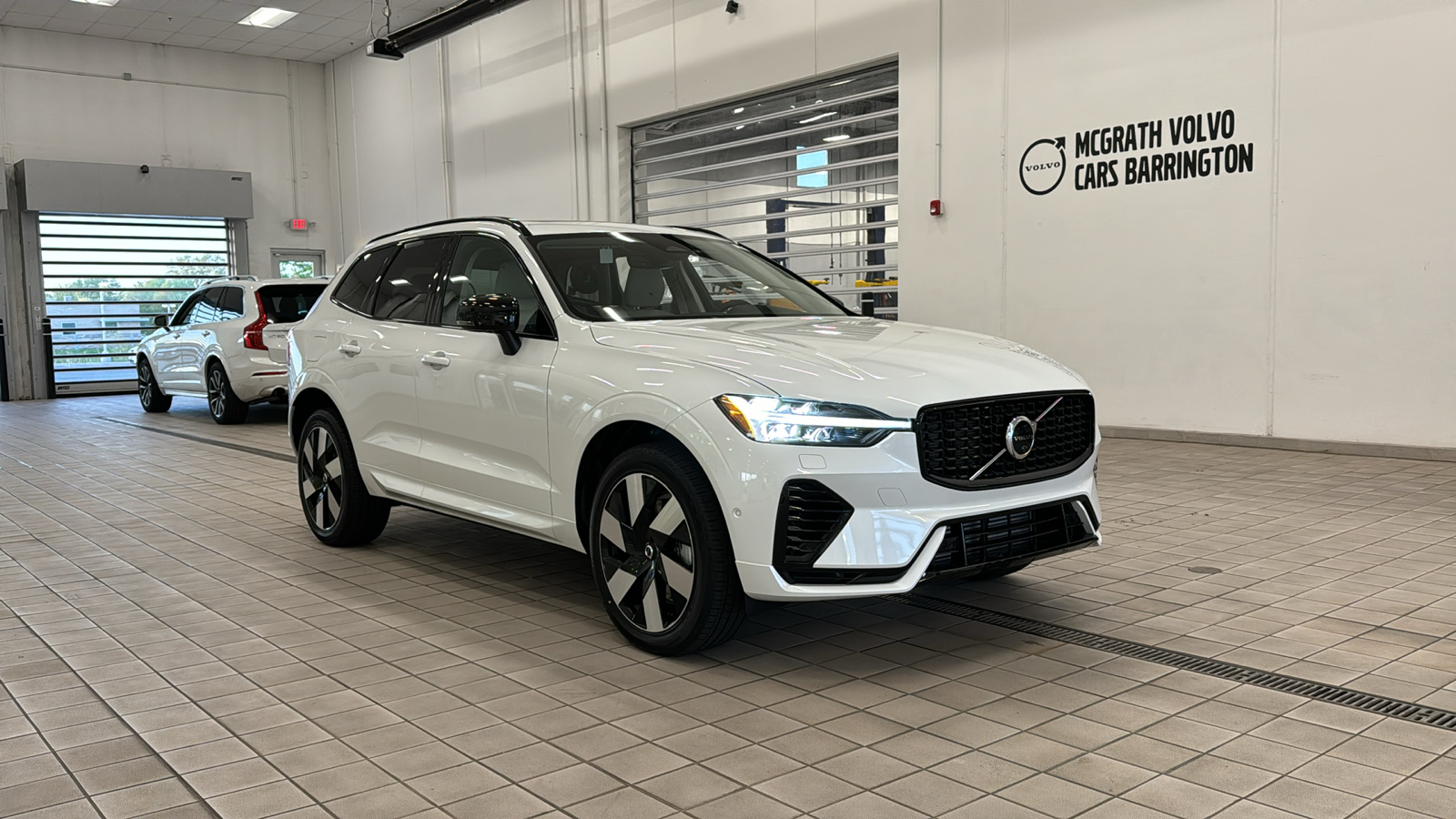 2024 Volvo XC60 Recharge Plug-In Hybrid Plus Dark Theme 3