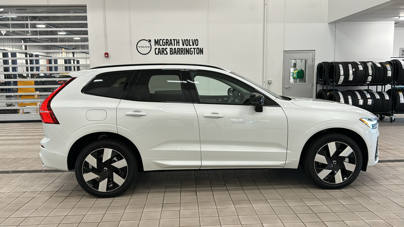 2024 Volvo XC60 Recharge Plug-In Hybrid Plus Dark Theme 4