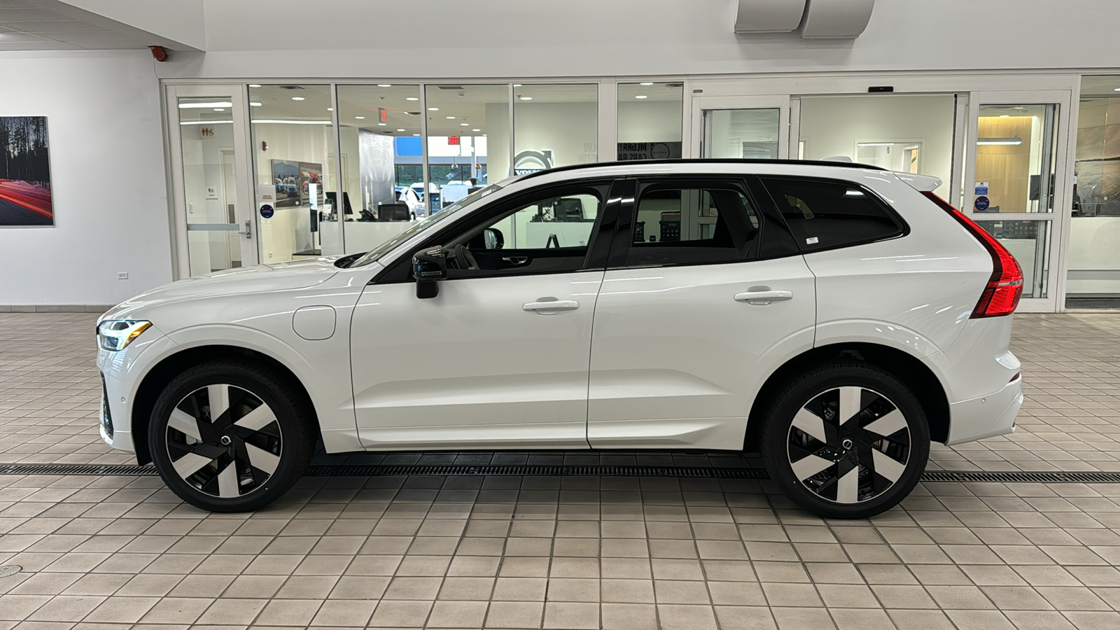 2024 Volvo XC60 Recharge Plug-In Hybrid Plus Dark Theme 8