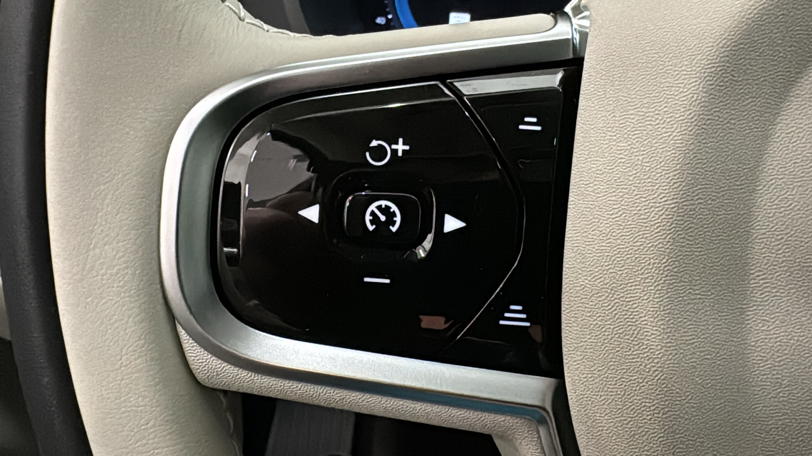 2024 Volvo XC60 Recharge Plug-In Hybrid Plus Dark Theme 13