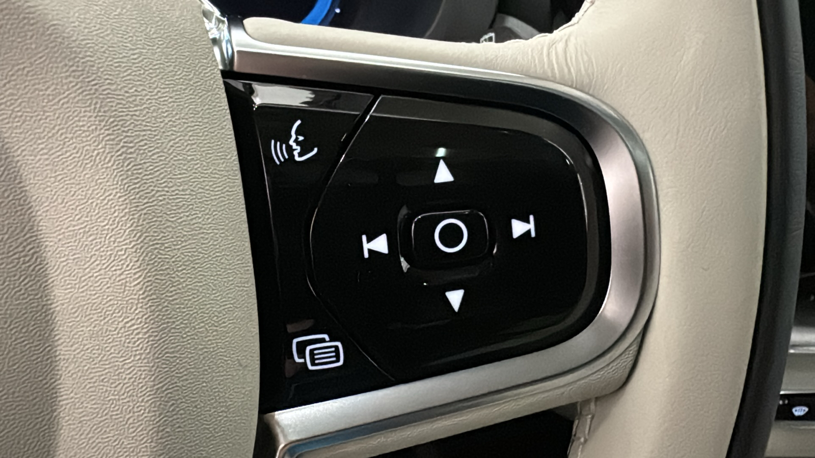 2024 Volvo XC60 Recharge Plug-In Hybrid Plus Dark Theme 14