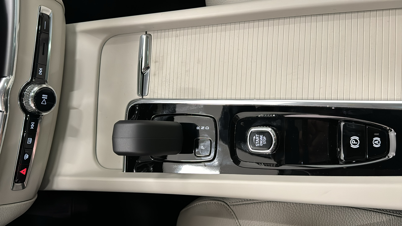 2024 Volvo XC60 Recharge Plug-In Hybrid Core Dark Theme 18