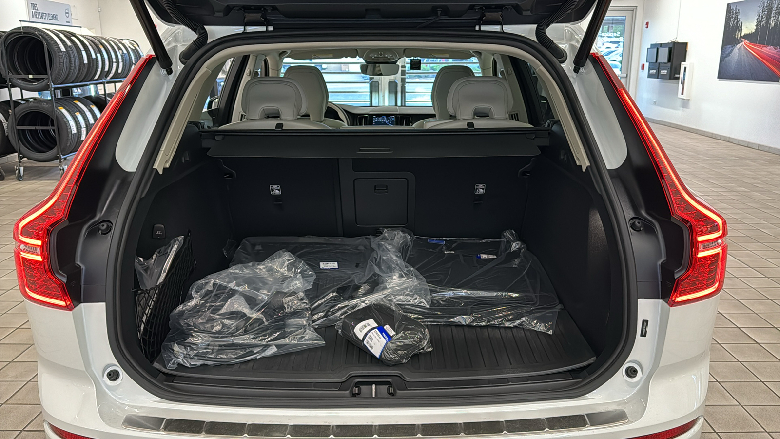 2024 Volvo XC60 Recharge Plug-In Hybrid Core Dark Theme 28