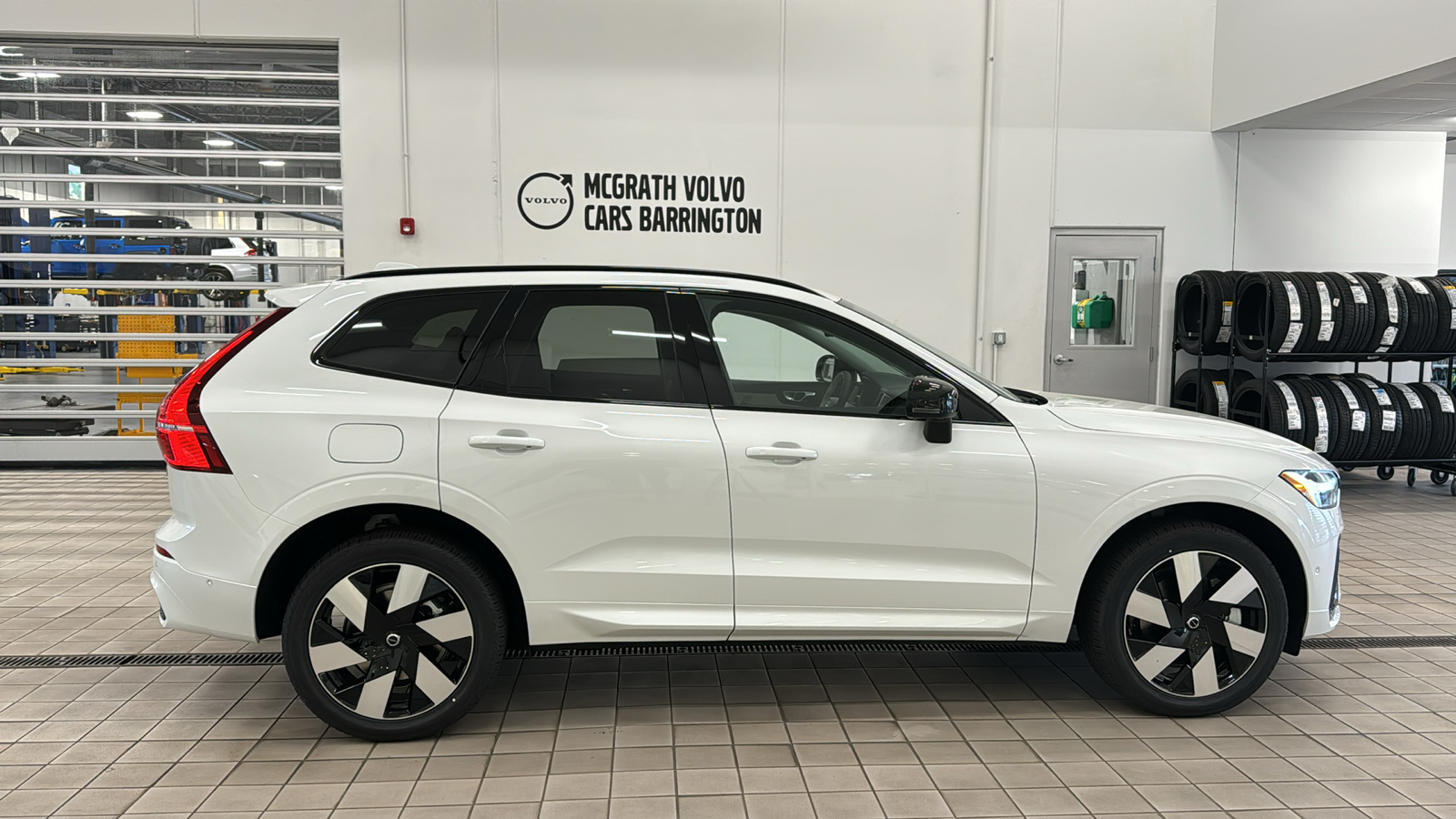 2024 Volvo XC60 Recharge Plug-In Hybrid Plus Dark Theme 4