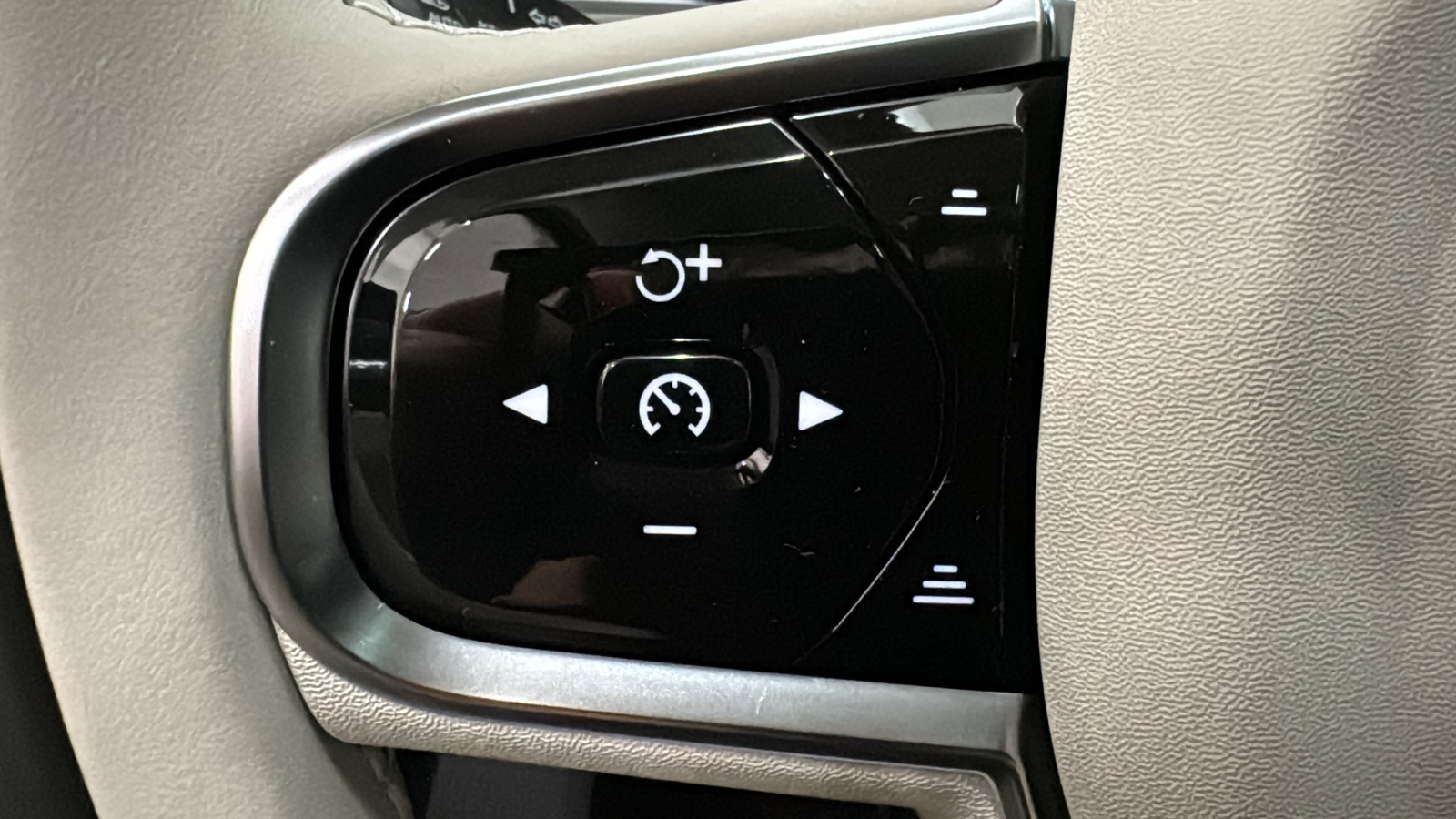 2024 Volvo XC60 Recharge Plug-In Hybrid Plus Dark Theme 13