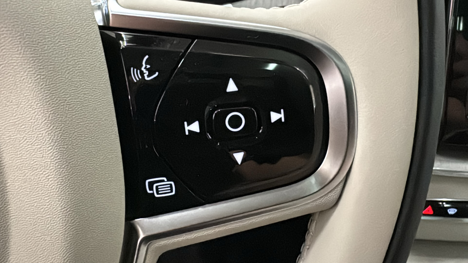 2024 Volvo XC60 Recharge Plug-In Hybrid Plus Dark Theme 14