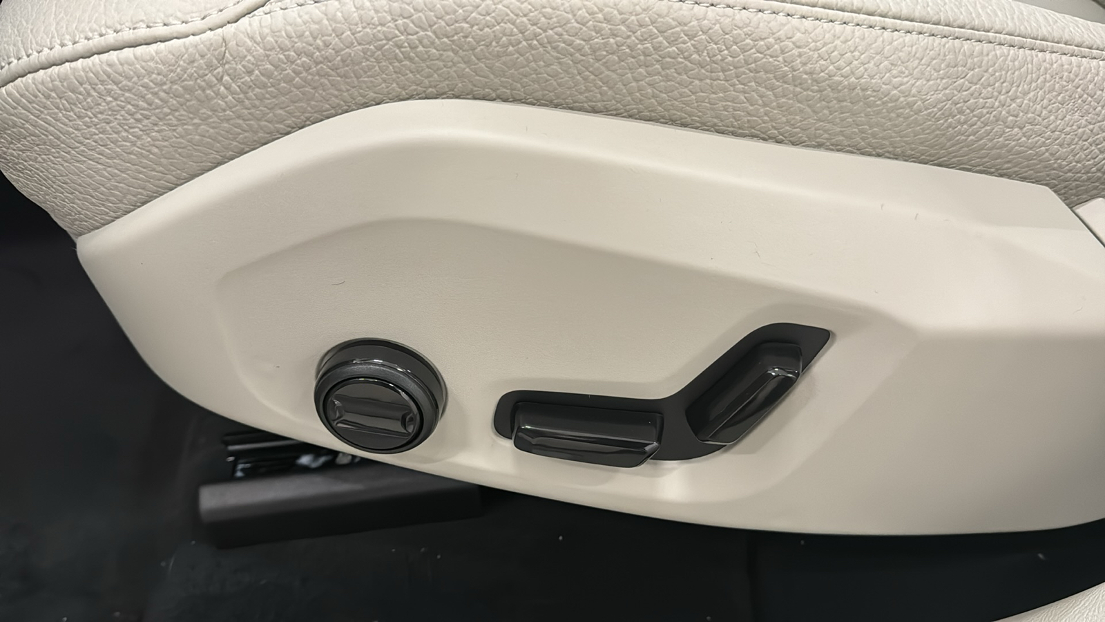 2024 Volvo XC60 Recharge Plug-In Hybrid Plus Dark Theme 23