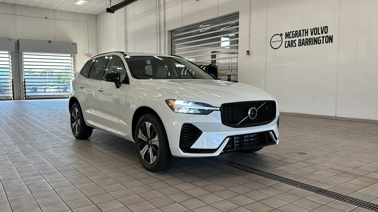 2024 Volvo XC60 Recharge Plug-In Hybrid Core Dark Theme 2