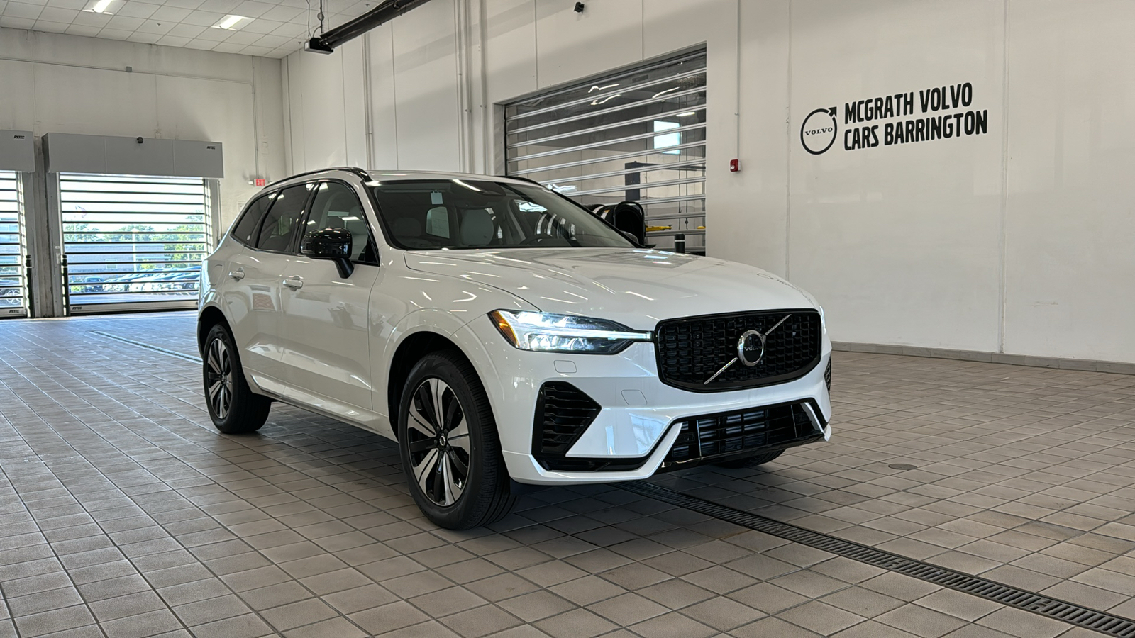 2024 Volvo XC60 Recharge Plug-In Hybrid Core Dark Theme 3