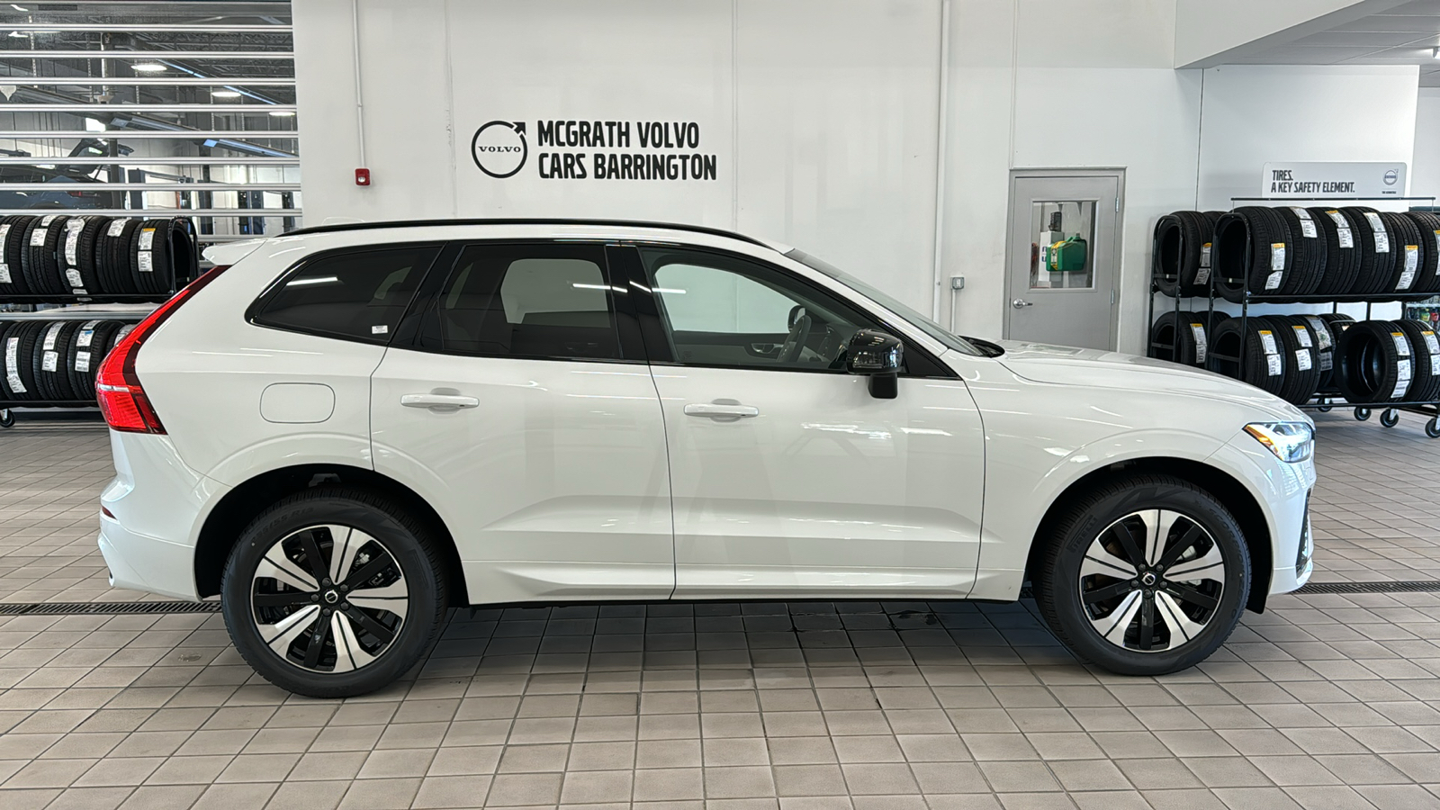 2024 Volvo XC60 Recharge Plug-In Hybrid Core Dark Theme 4