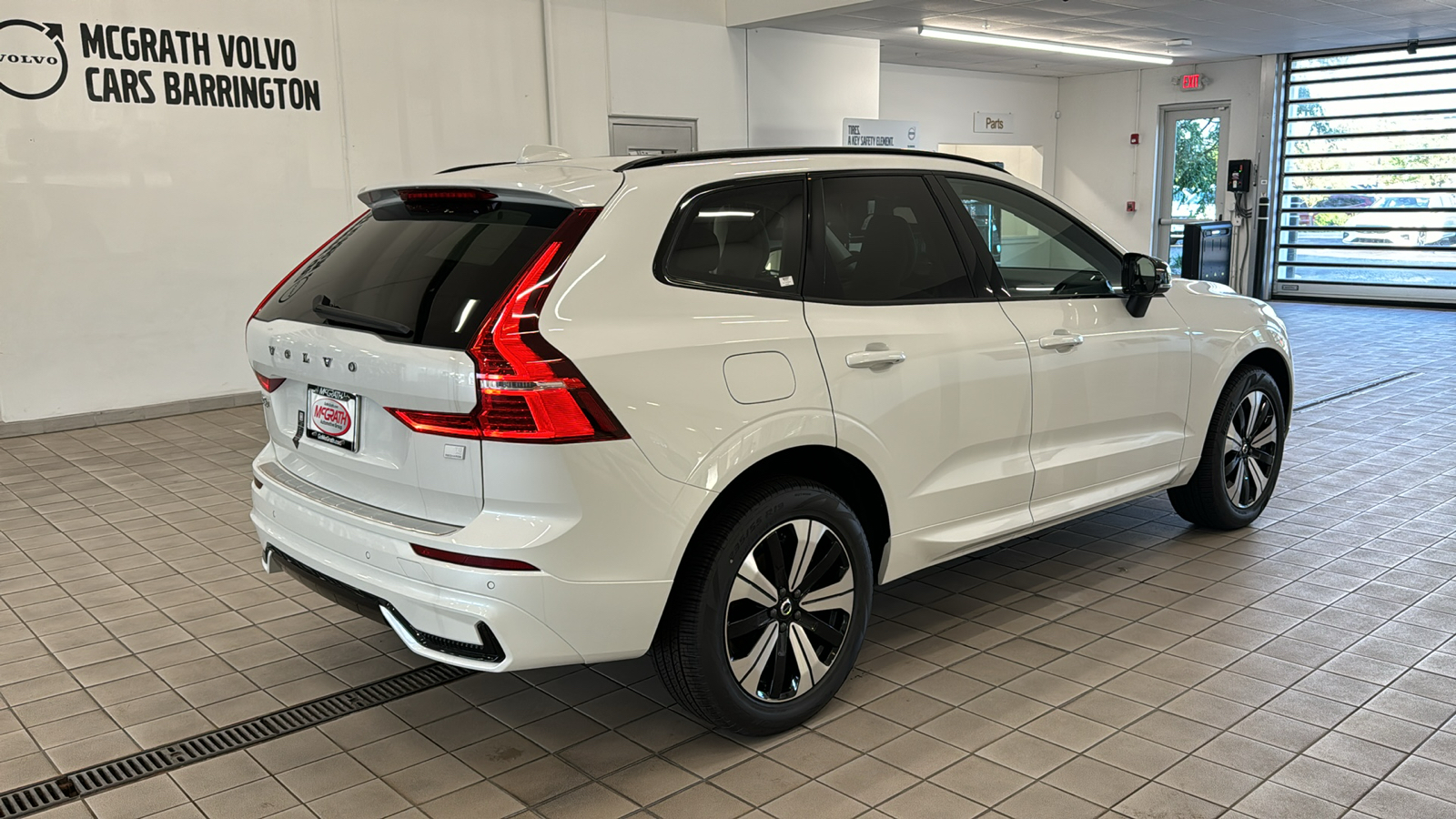 2024 Volvo XC60 Recharge Plug-In Hybrid Core Dark Theme 5