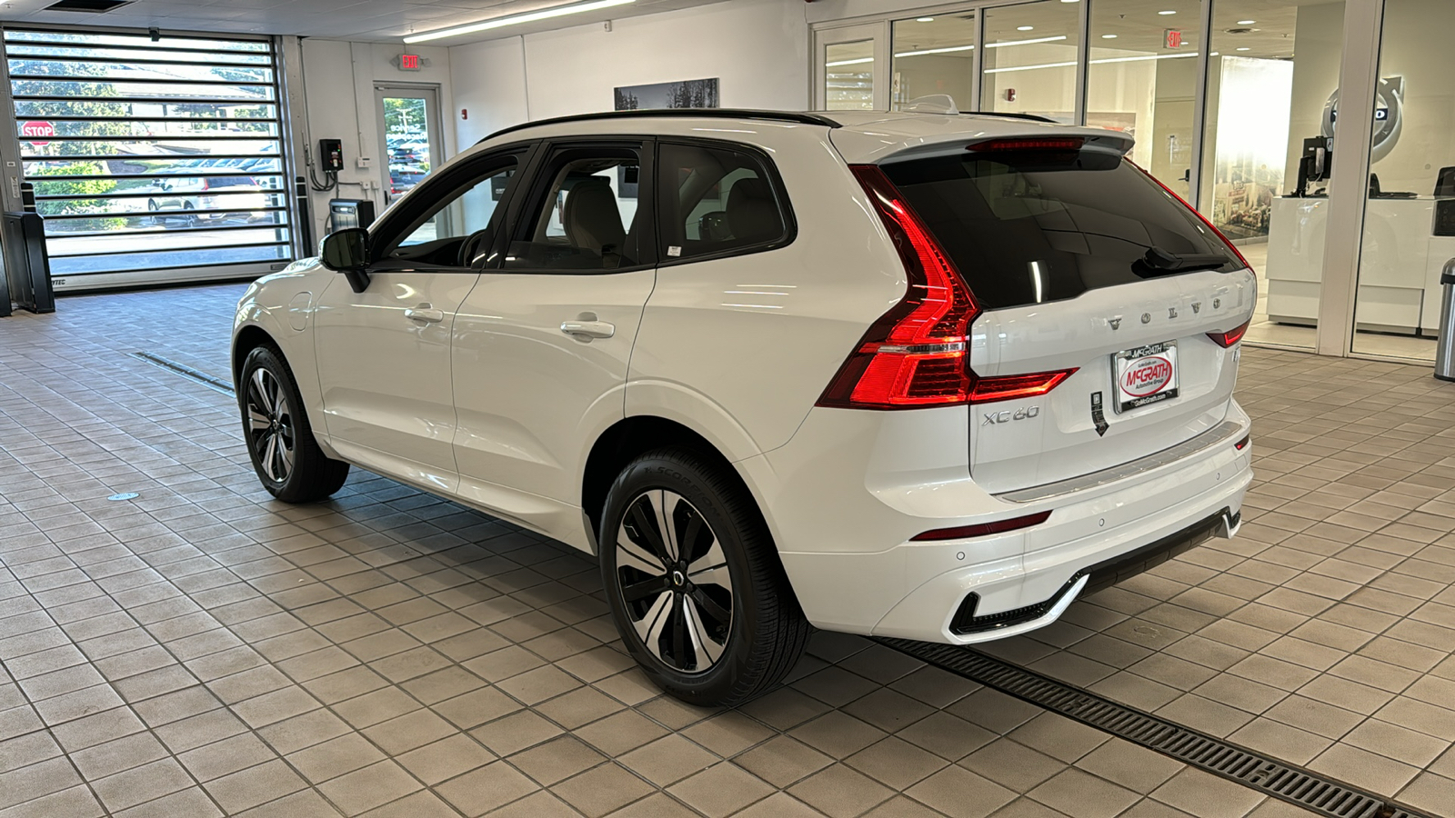 2024 Volvo XC60 Recharge Plug-In Hybrid Core Dark Theme 7